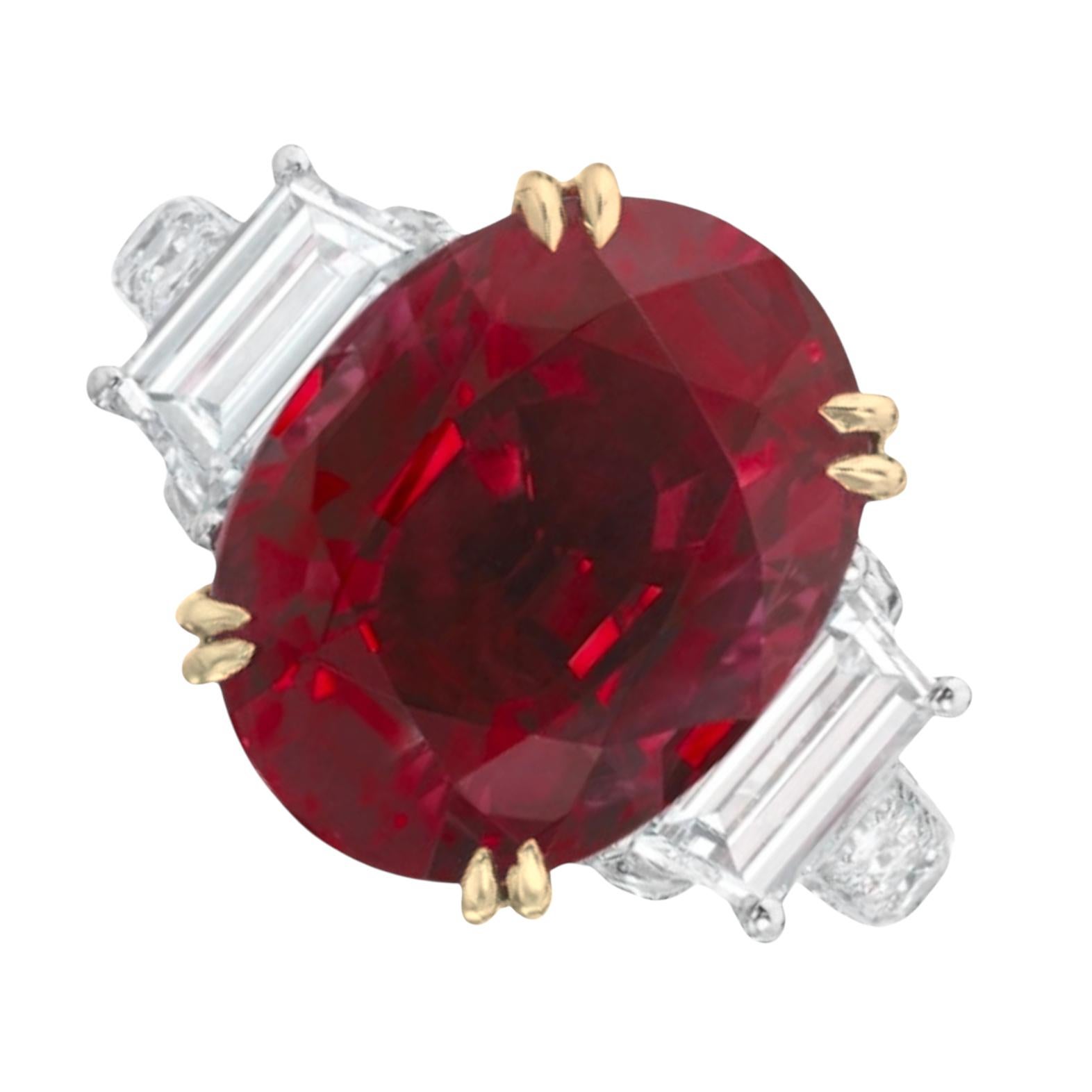 Centrado en un rubí rojo vivo en forma de corazón enmarcado por dos filas de diamantes

esta piedra es de altísima calidad 



