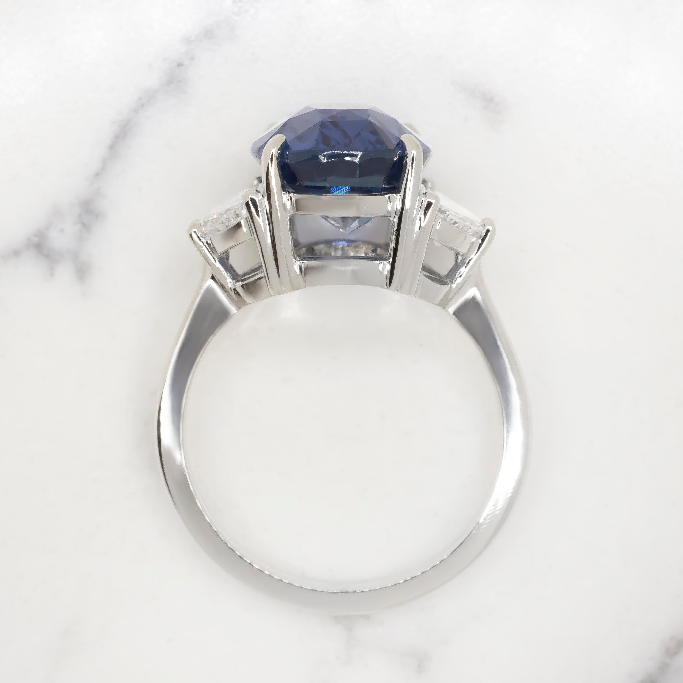 Taille ovale Bague avec saphir bleu ovale certifié GIA GRS de 7 carats et diamant ovale en vente