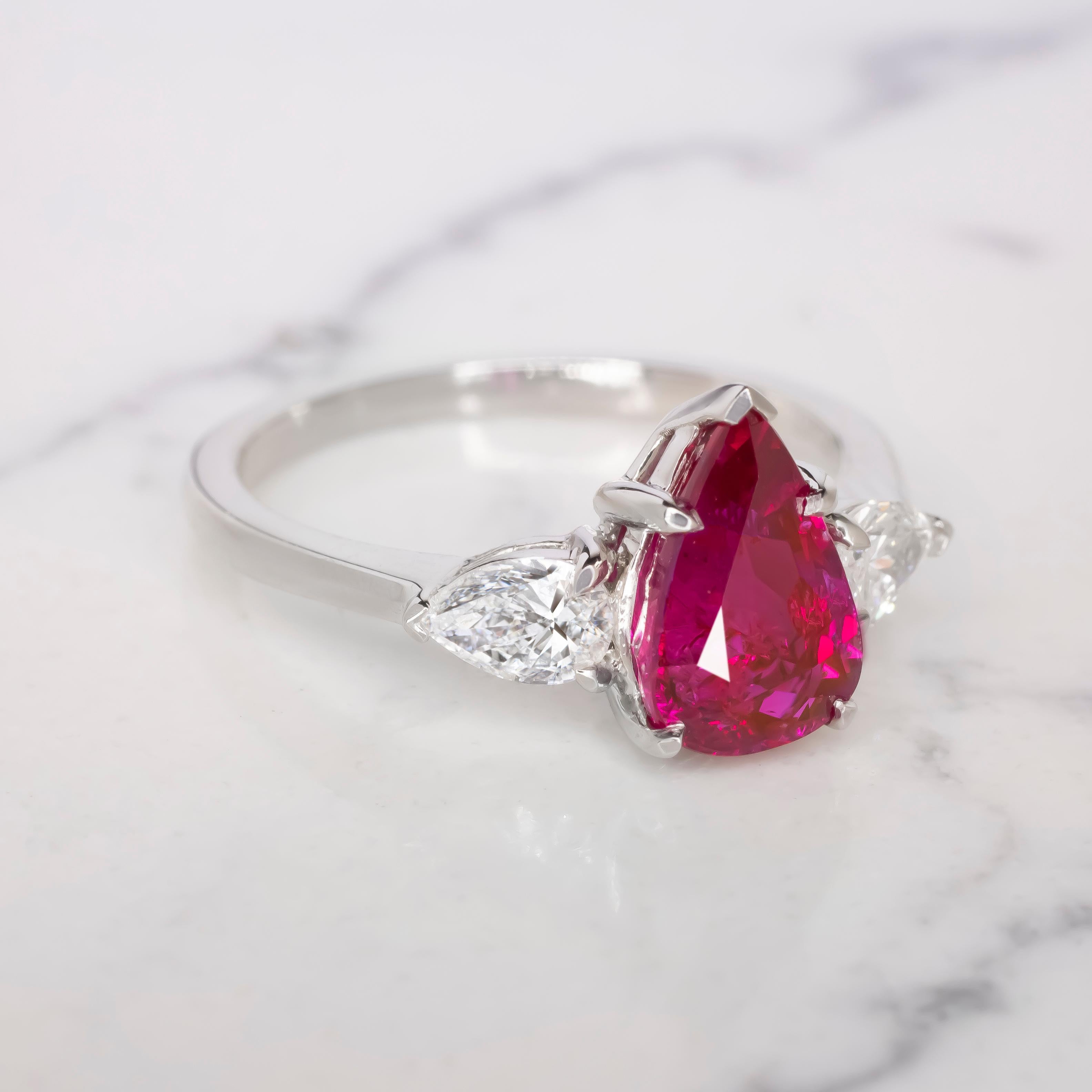 Antinori Di Sanpietro GRS-zertifizierter Ring mit Rubin und Diamant im Birnenschliff aus 18 Karat Weißgold

Lassen Sie sich vom Glanz der Handwerkskunst von Antinori Di Sanpietro mit diesem exquisiten Rubinring mit drei Steinen verzaubern, der von