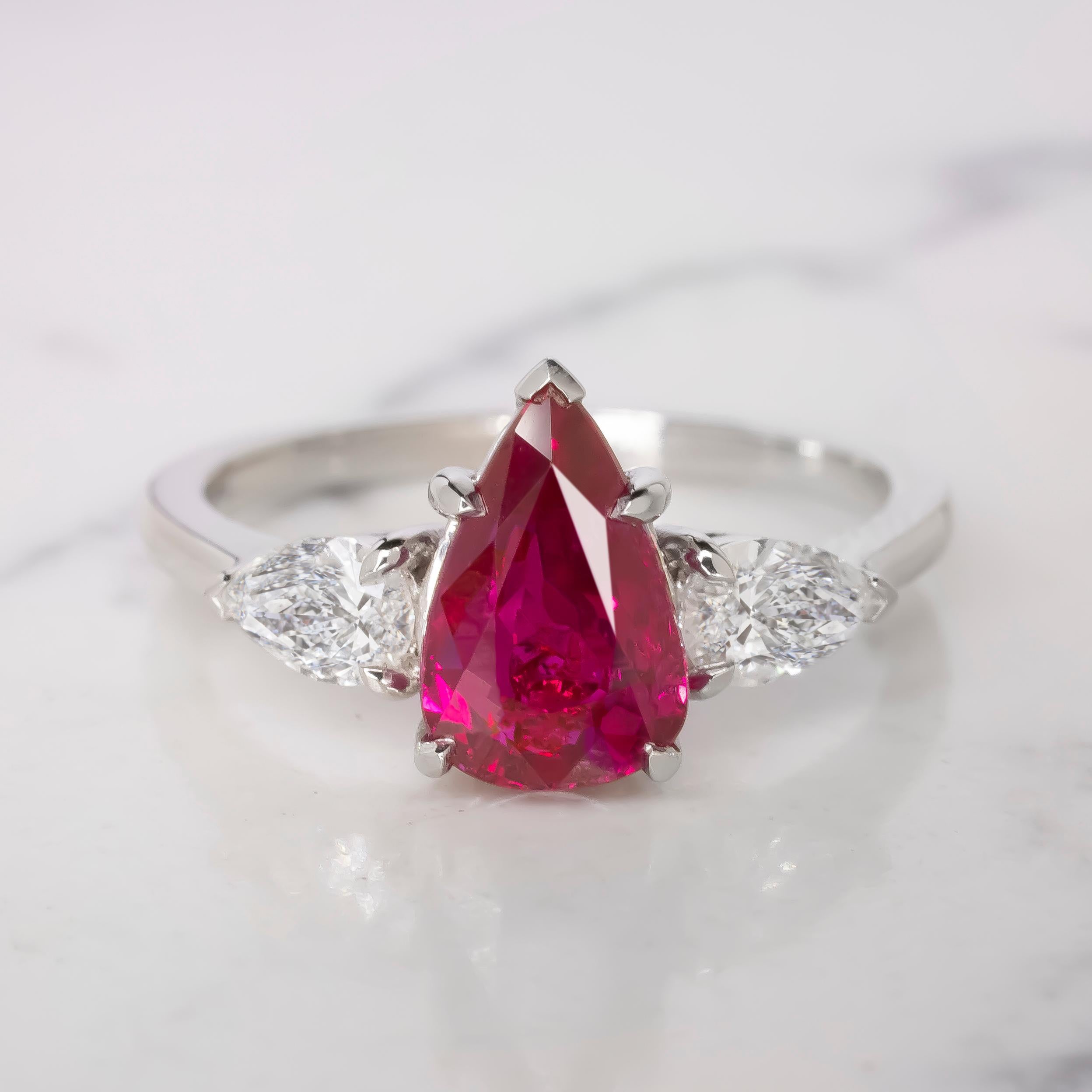 Contemporain GRS Switzerland Pear Cut Ruby Three Stone Diamond Ring (bague à trois pierres en rubis) en vente