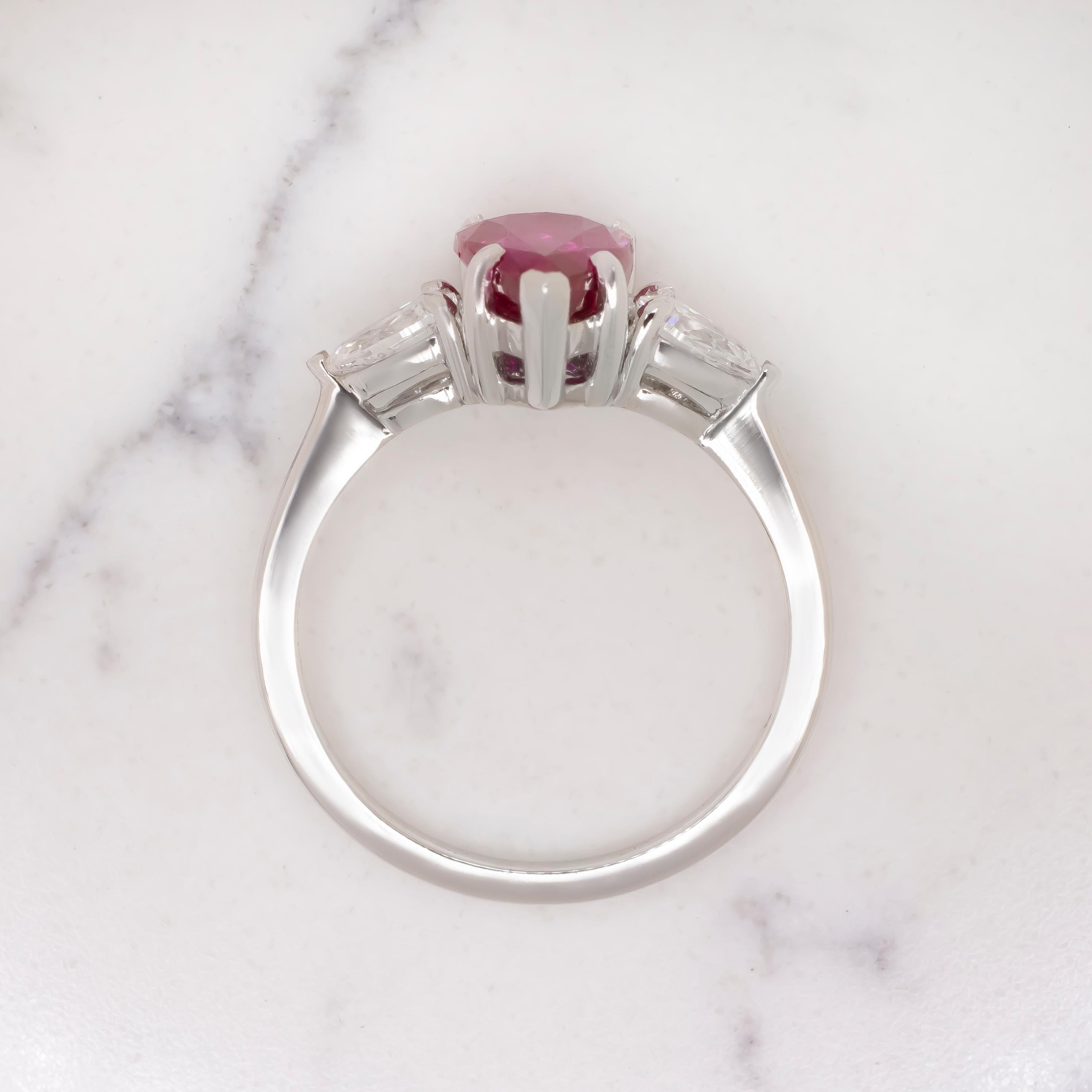 Taille poire GRS Switzerland Pear Cut Ruby Three Stone Diamond Ring (bague à trois pierres en rubis) en vente