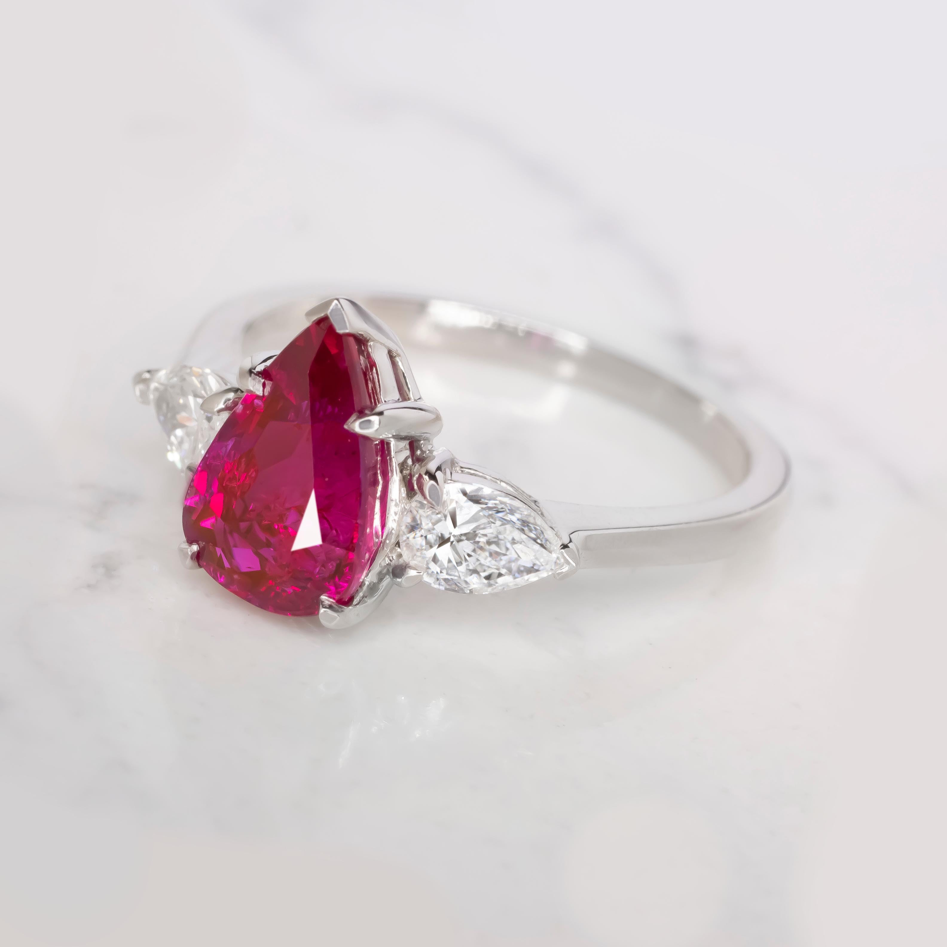 GRS Switzerland Pear Cut Ruby Three Stone Diamond Ring (bague à trois pierres en rubis) en vente 1