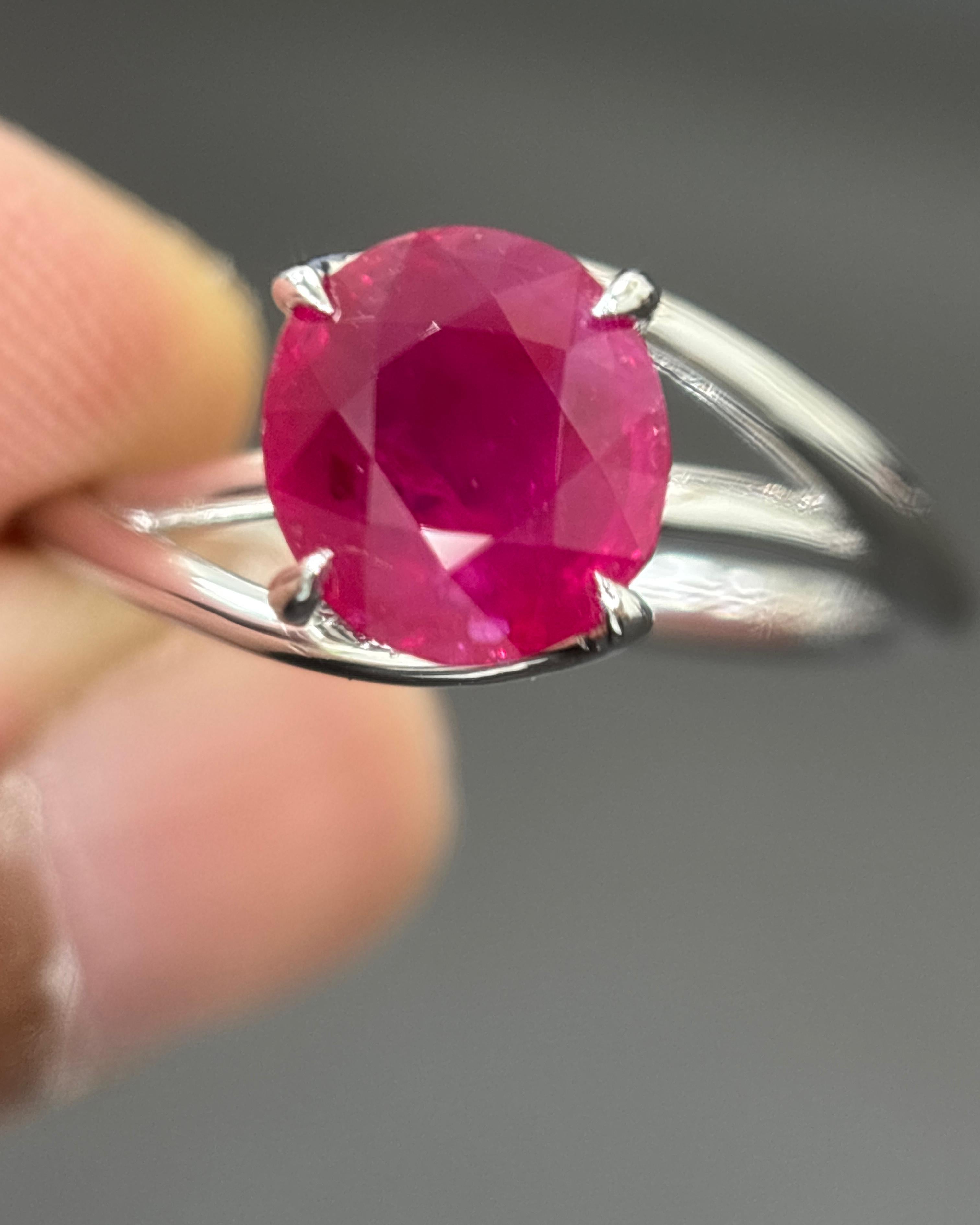 GIA Gubelin Certificato 2,78 Carati Burma Mogok Senza Calore Rubino Anello di Platino in vendita 4