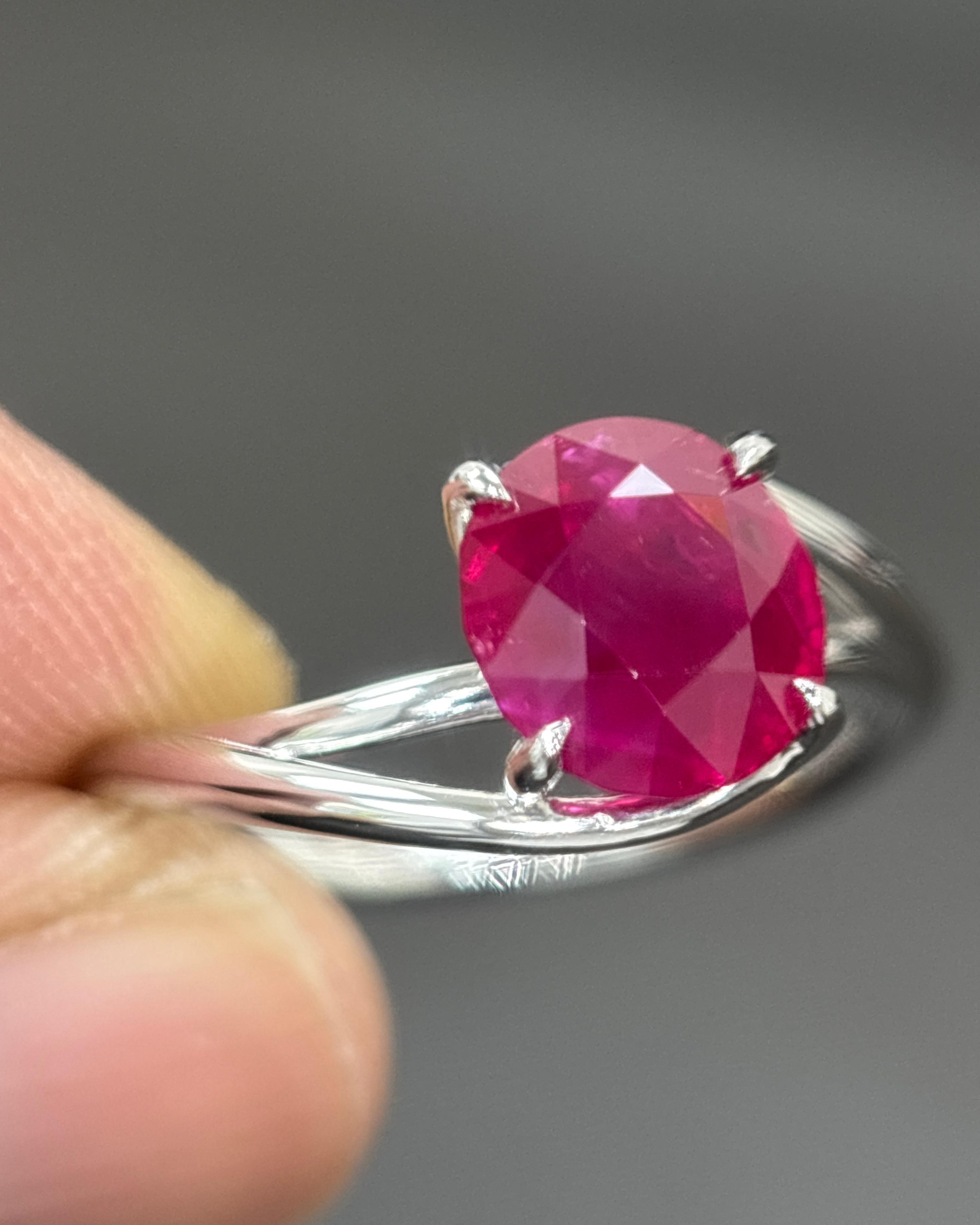 GIA Gubelin Certificato 2,78 Carati Burma Mogok Senza Calore Rubino Anello di Platino in vendita 5