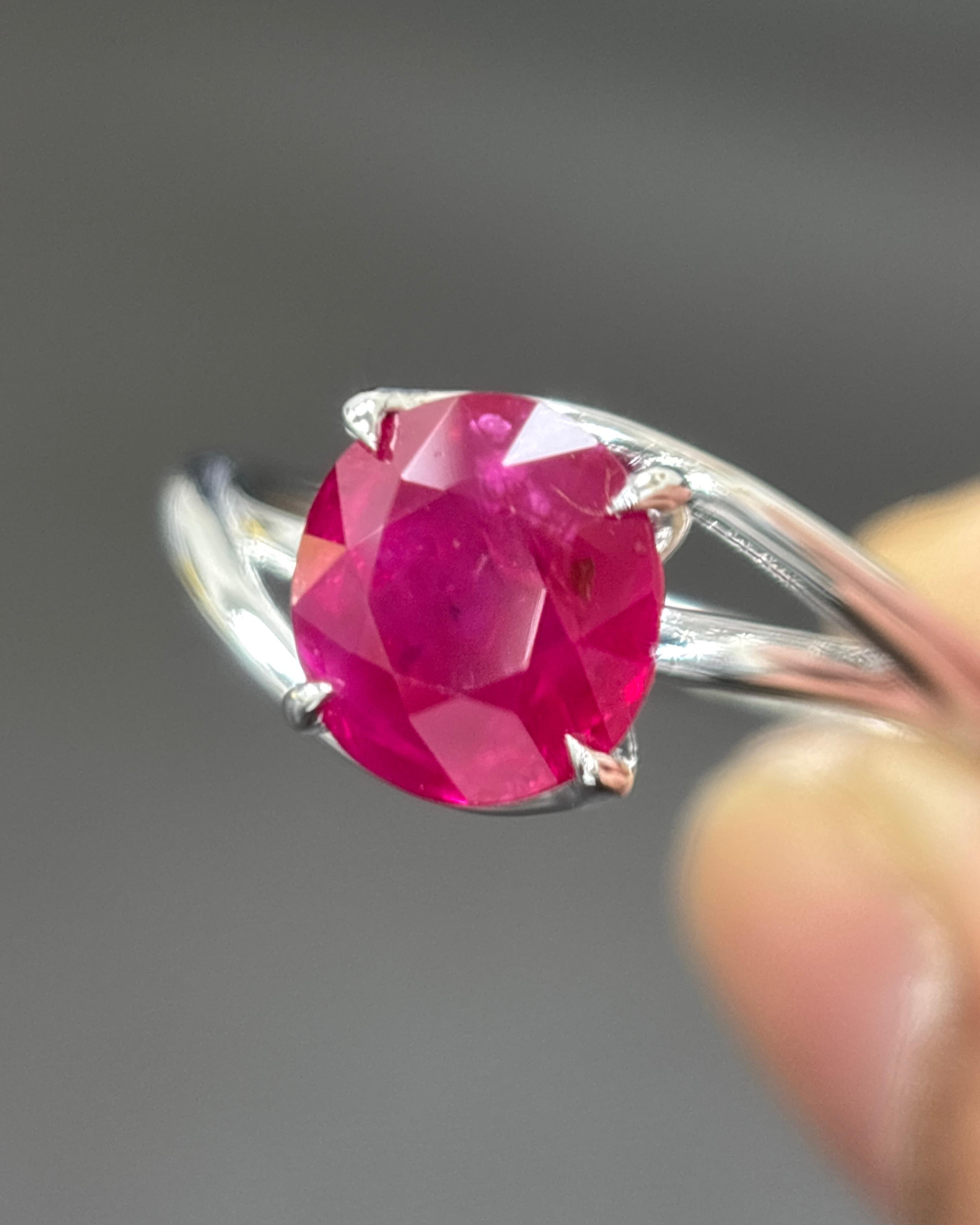 Concediti l'apice dell'eccellenza gemmologica con questo straordinario anello con rubino da 2,78 carati, un capolavoro proveniente dalla leggendaria Valle di Mogok in Birmania (Myanmar). Certificato sia dal Gemological Institute of America (GIA) che