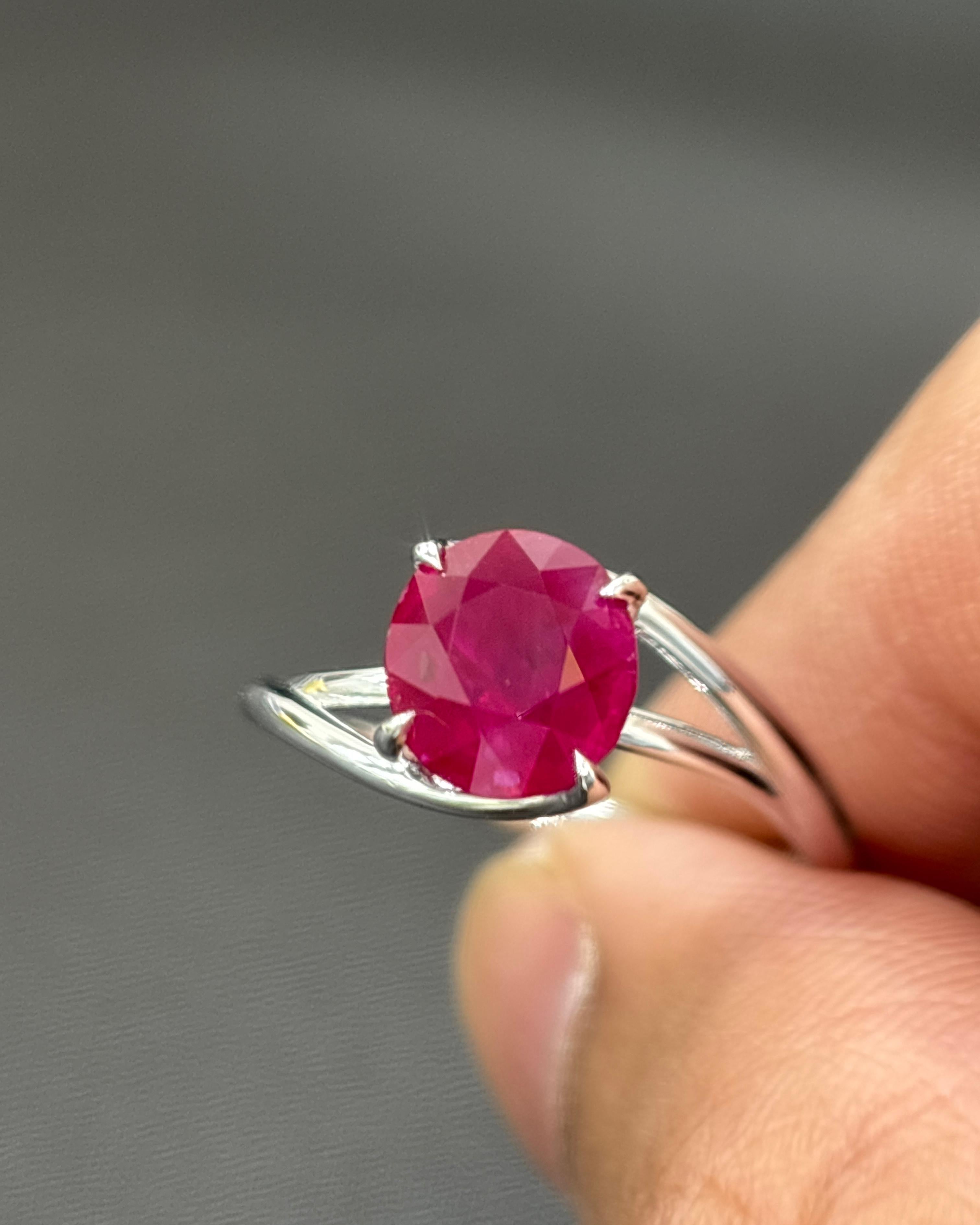 Taglio cuscino antico GIA Gubelin Certificato 2,78 Carati Burma Mogok Senza Calore Rubino Anello di Platino in vendita