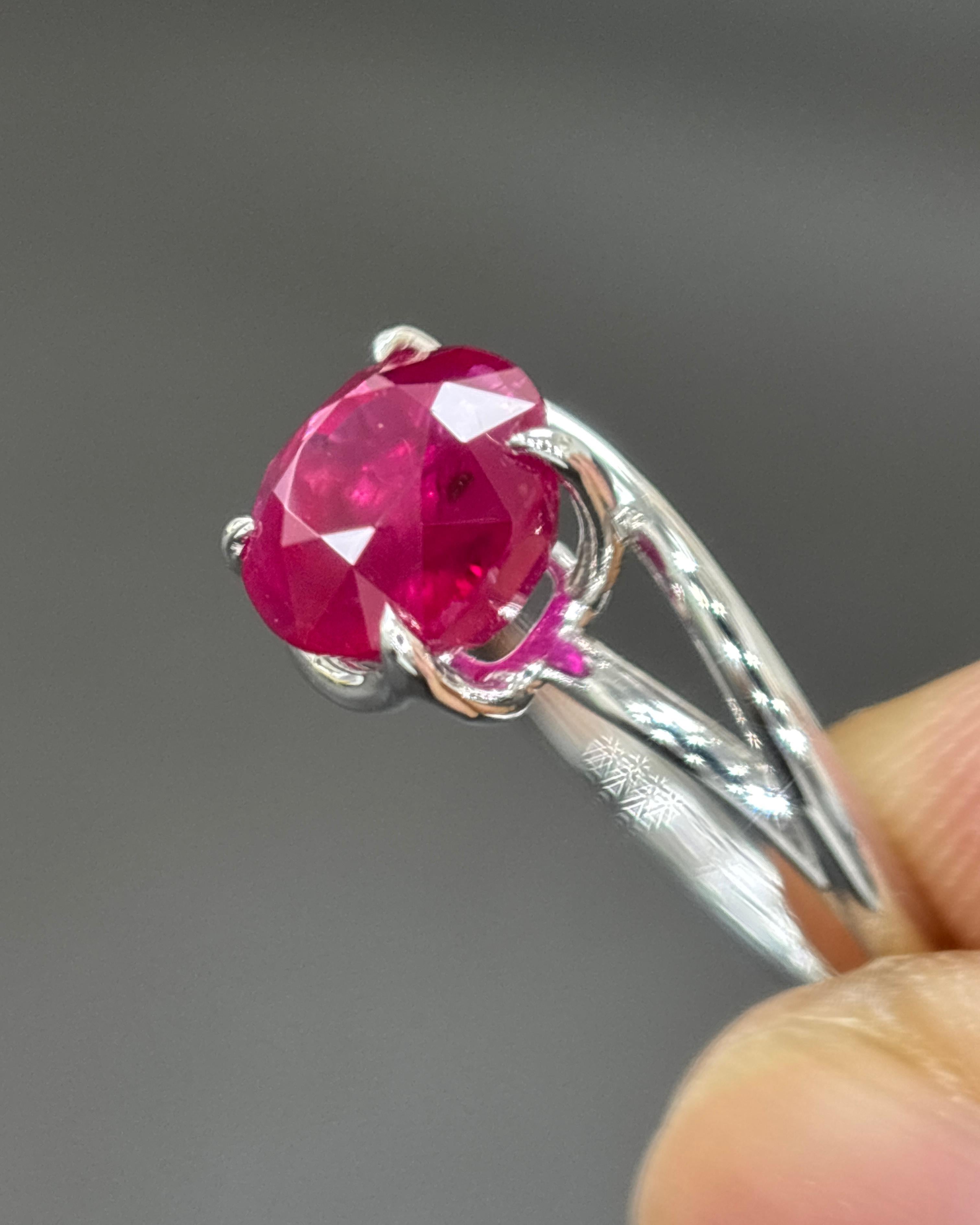 da uomo o donna GIA Gubelin Certificato 2,78 Carati Burma Mogok Senza Calore Rubino Anello di Platino in vendita