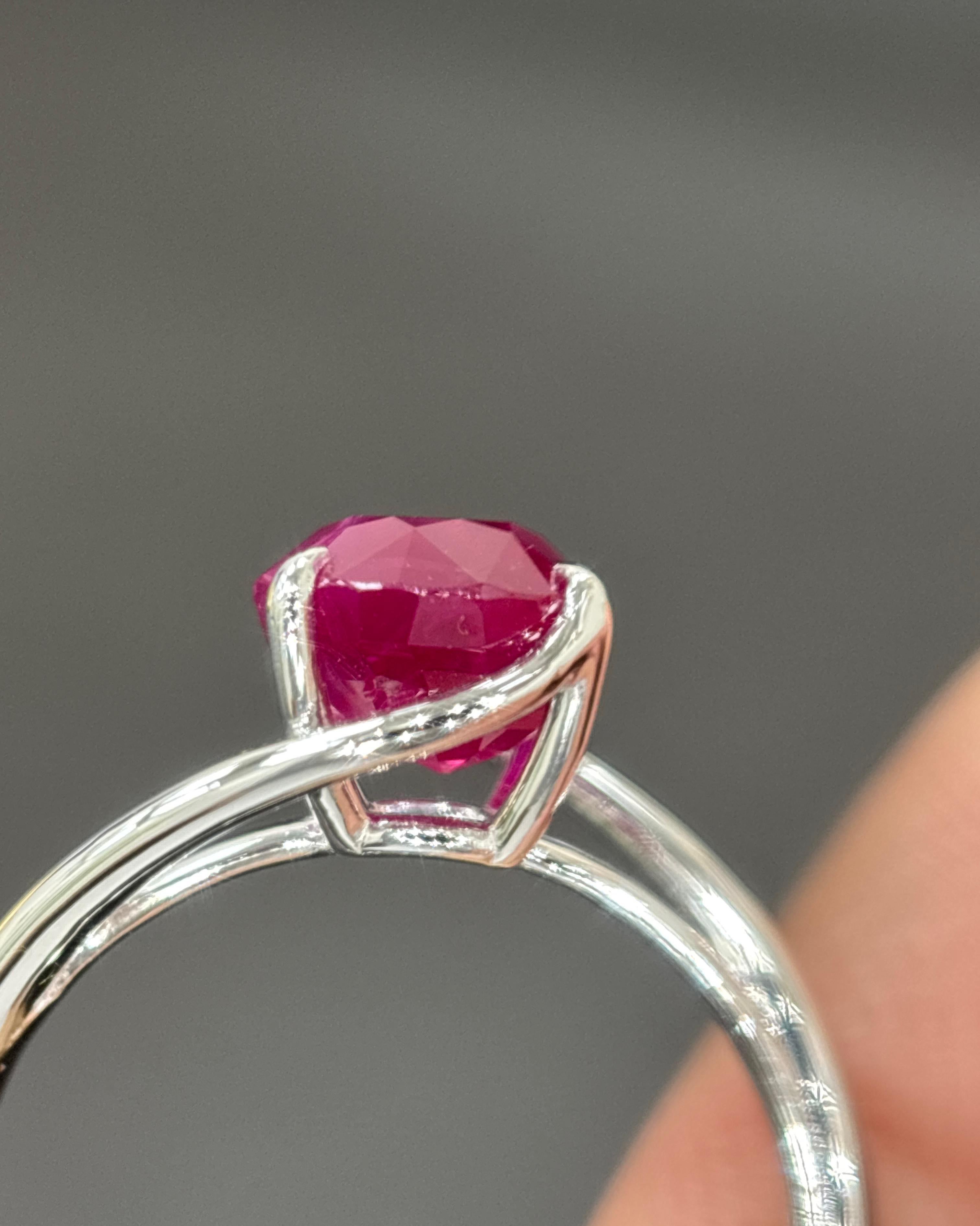 GIA Gubelin Certificato 2,78 Carati Burma Mogok Senza Calore Rubino Anello di Platino in vendita 2