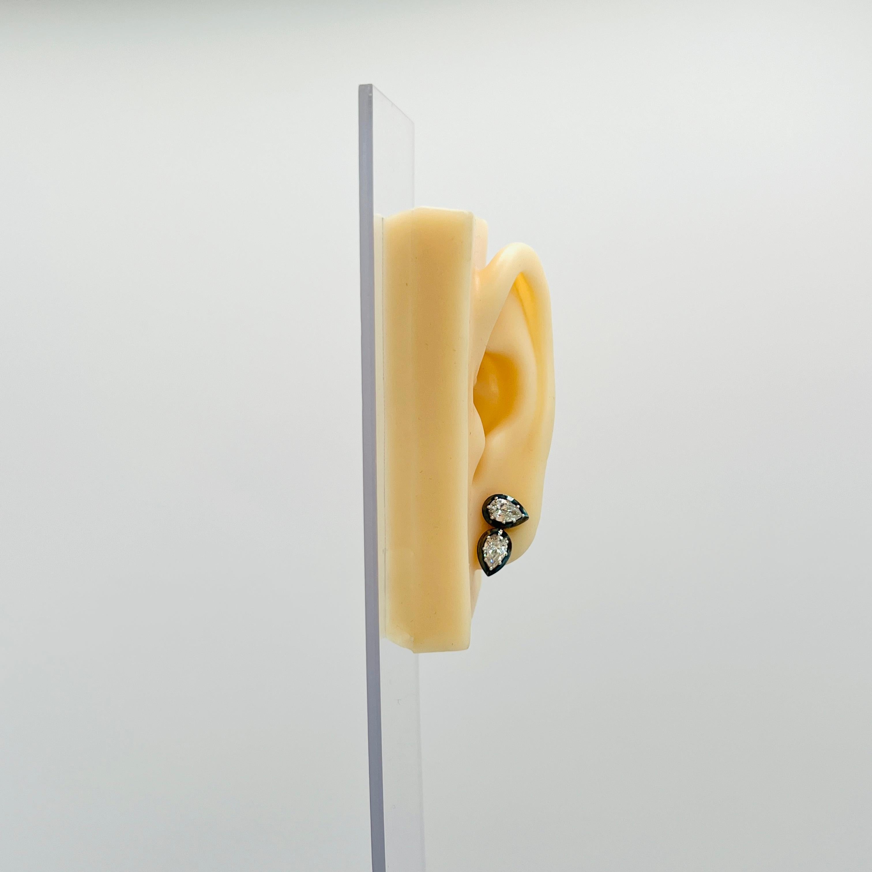 Splendido esemplare da 2,01 ct. I+I forme a pera con diamante bianco.  Realizzato a mano in oro giallo 18k e rodio nero.  Impostazione di spinta all'indietro.  Le pietre sono accompagnate da certificati GIA.

L'immagine mostra un'angolazione per