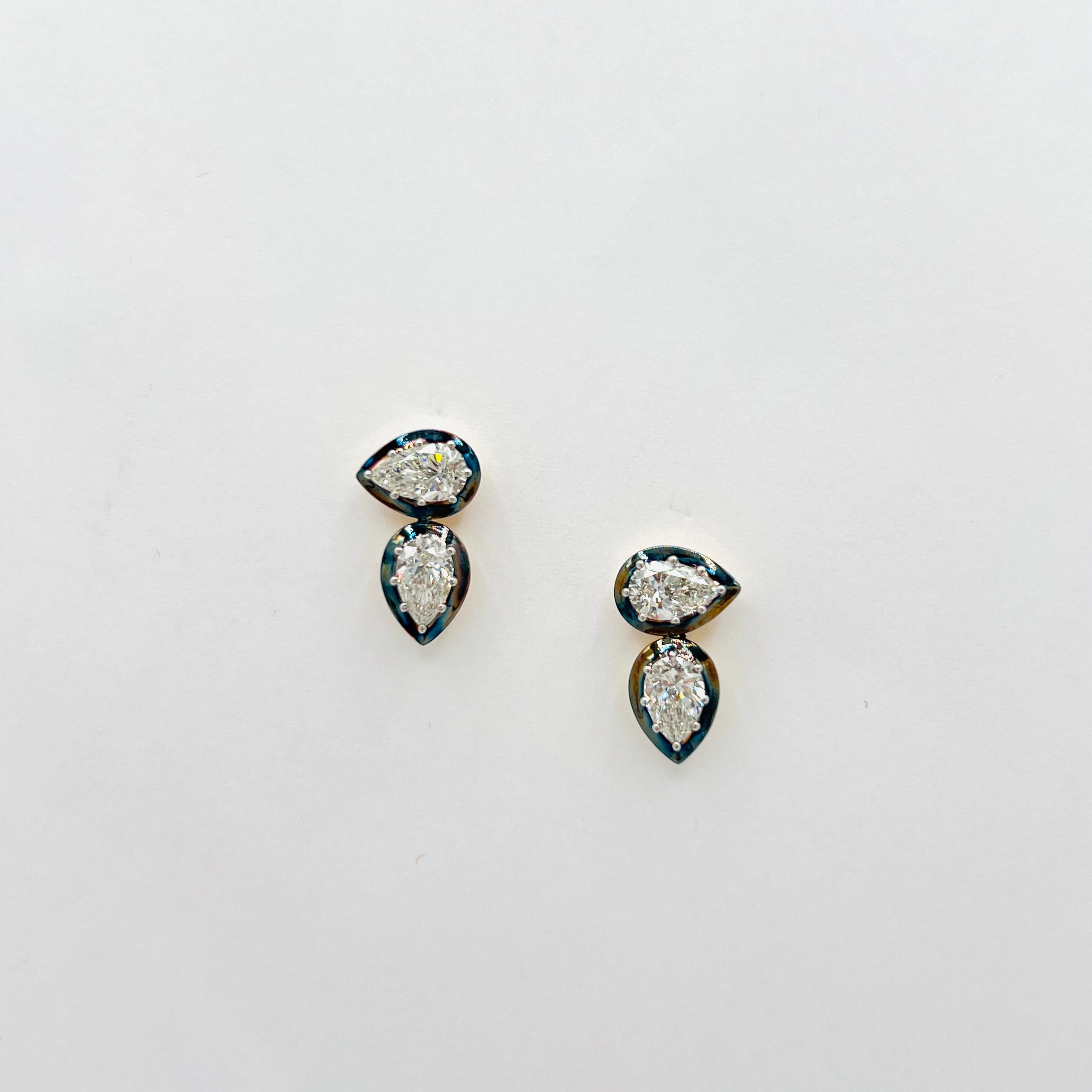 GIA Orecchini a pera con diamante da mezzo carato ciascuno in rodio nero e oro 18 carati in vendita