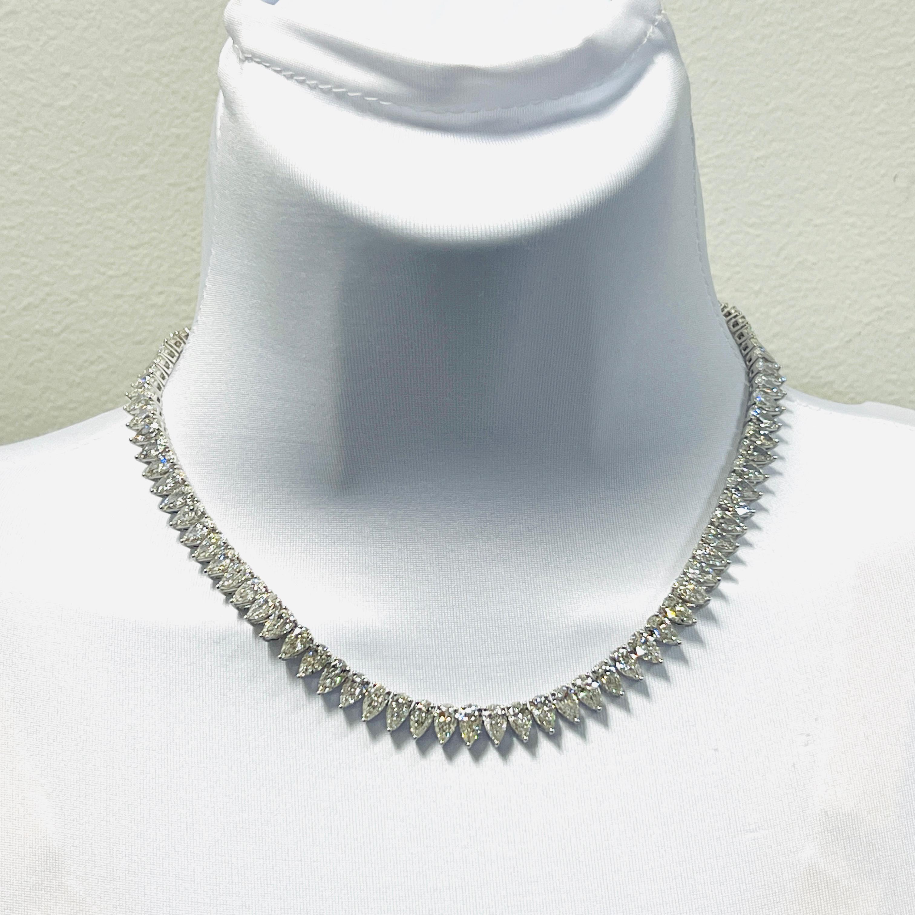 Magnifique 44.64 ct. Collier de tennis EFG en diamant blanc VS2-SI2 de forme poire.  Fabriqué à la main en or blanc 18 carats.  Chaque pierre a une valeur de 0,50 ct.  Total de 86 pierres.  Chaque pierre est accompagnée d'un certificat GIA.  La