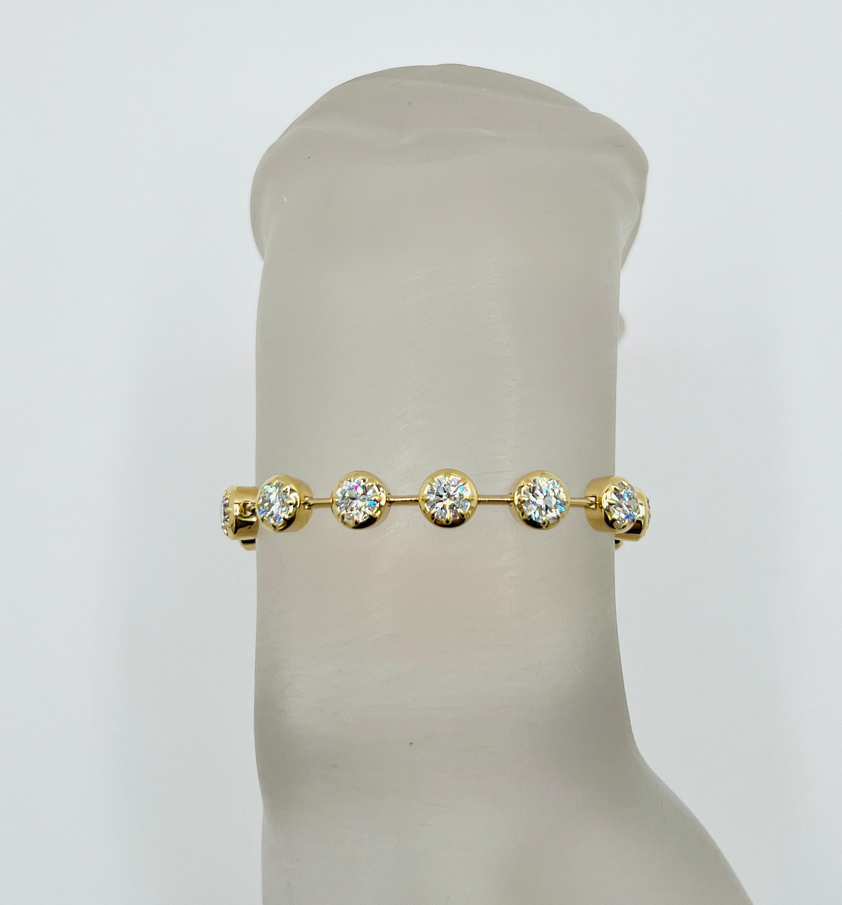 Magnifique 8,67 ct. K VVS-SI diamants blancs ronds.  Total de 17 pierres, chacune de 0,50 ct.  Toutes les pierres sont accompagnées d'un certificat GIA.  La longueur du bracelet est de 7
