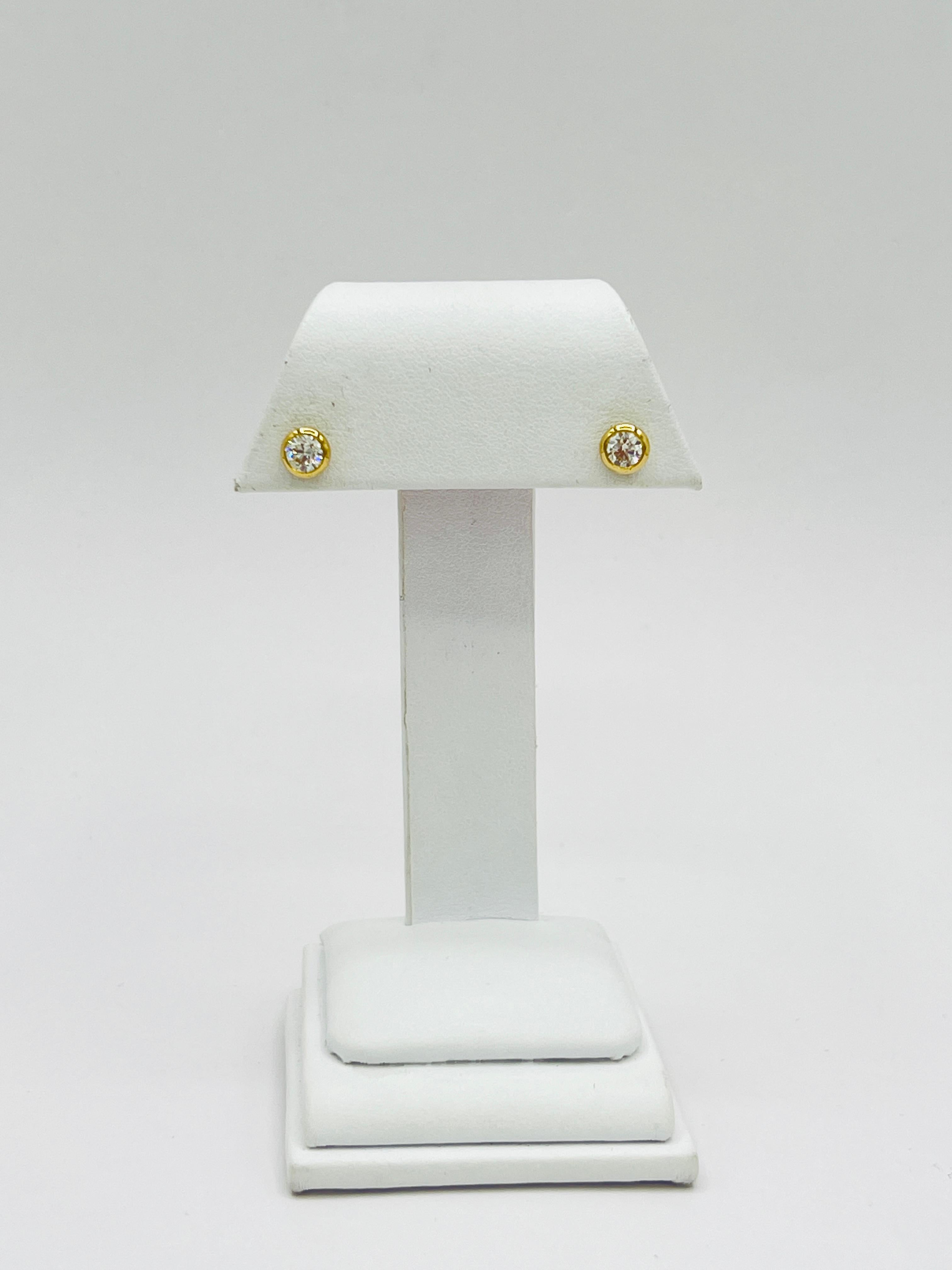 GIA - Boucles d'oreilles en or jaune 18 carats avec chaton et demi carat de diamant blanc. Neuf - En vente à Los Angeles, CA