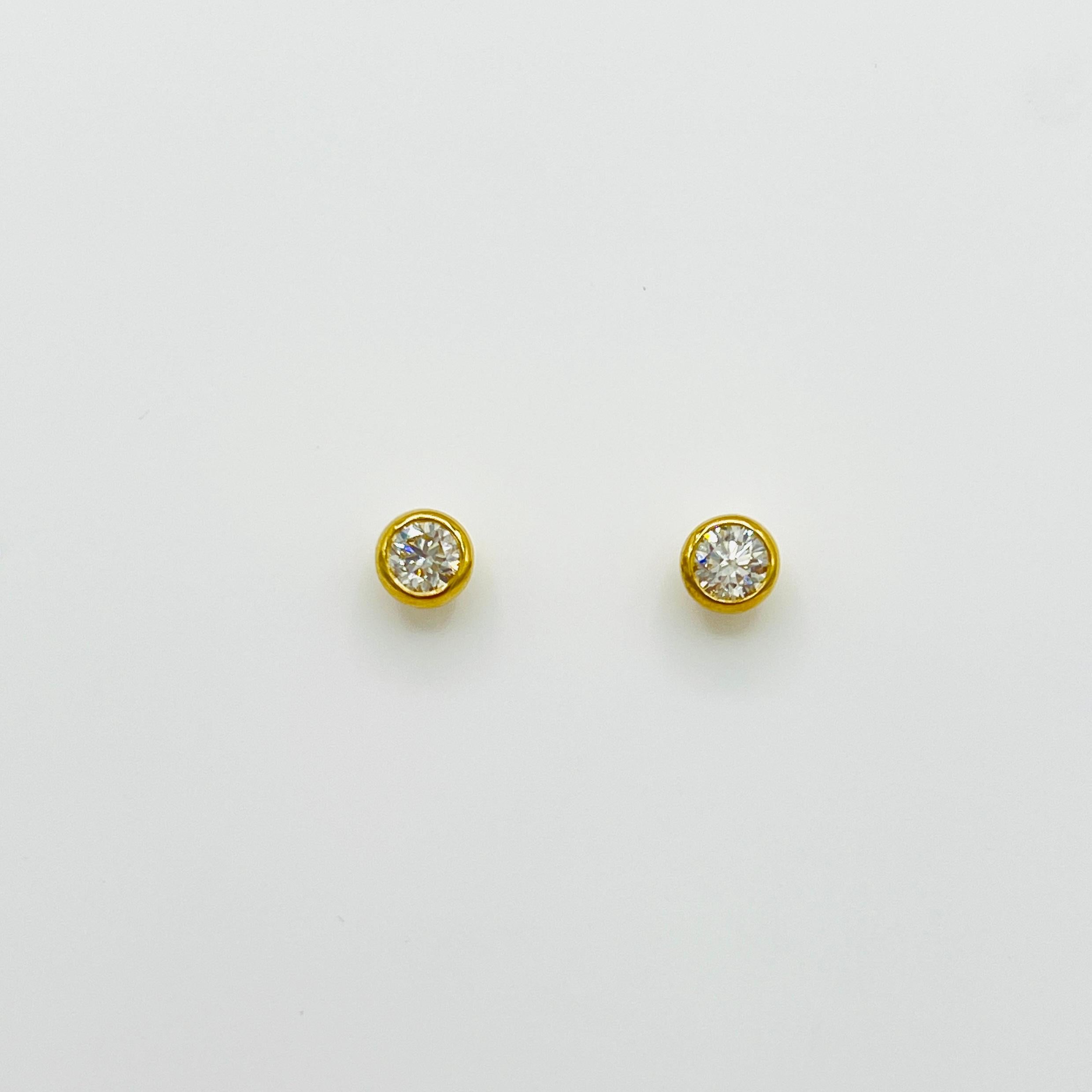 GIA - Boucles d'oreilles en or jaune 18 carats avec chaton et demi carat de diamant blanc. Unisexe en vente