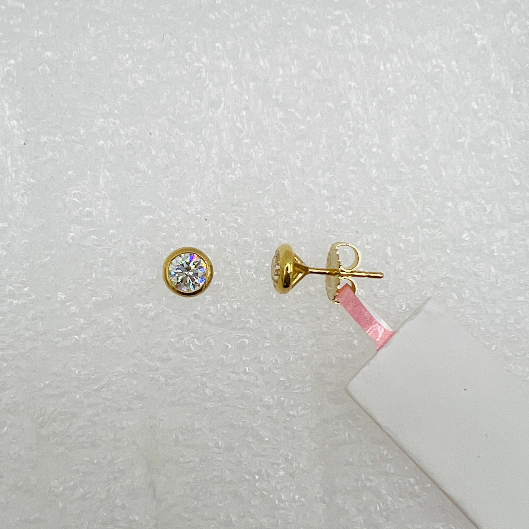 GIA - Boucles d'oreilles en or jaune 18 carats avec chaton et demi carat de diamant blanc. en vente 1