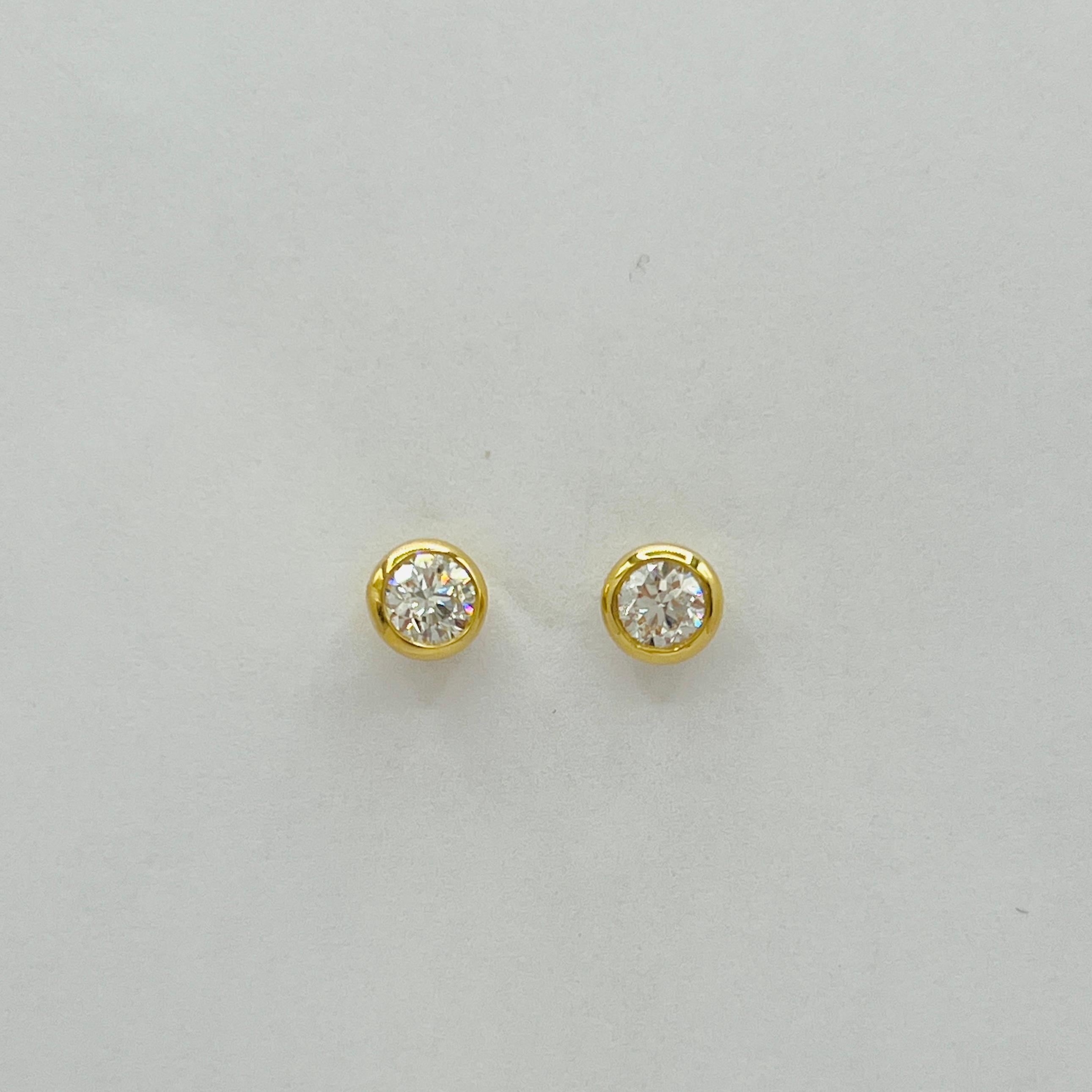 GIA - Boucles d'oreilles en or jaune 18 carats avec chaton et demi carat de diamant blanc. en vente 2