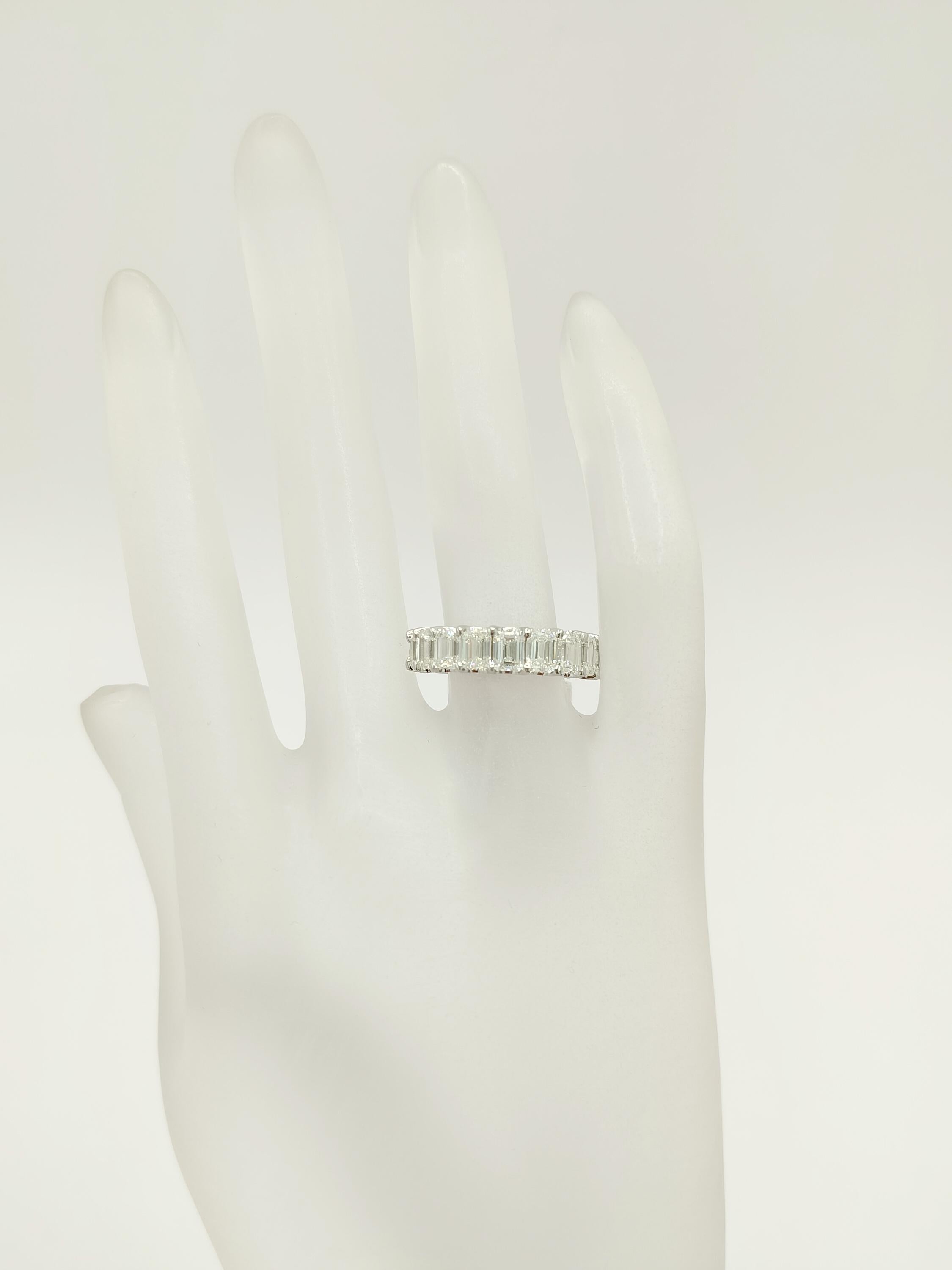 GIA halber Smaragdschliff und halber runder Diamant Eternity Band Ring in 18K Weißgold im Zustand „Neu“ im Angebot in Los Angeles, CA