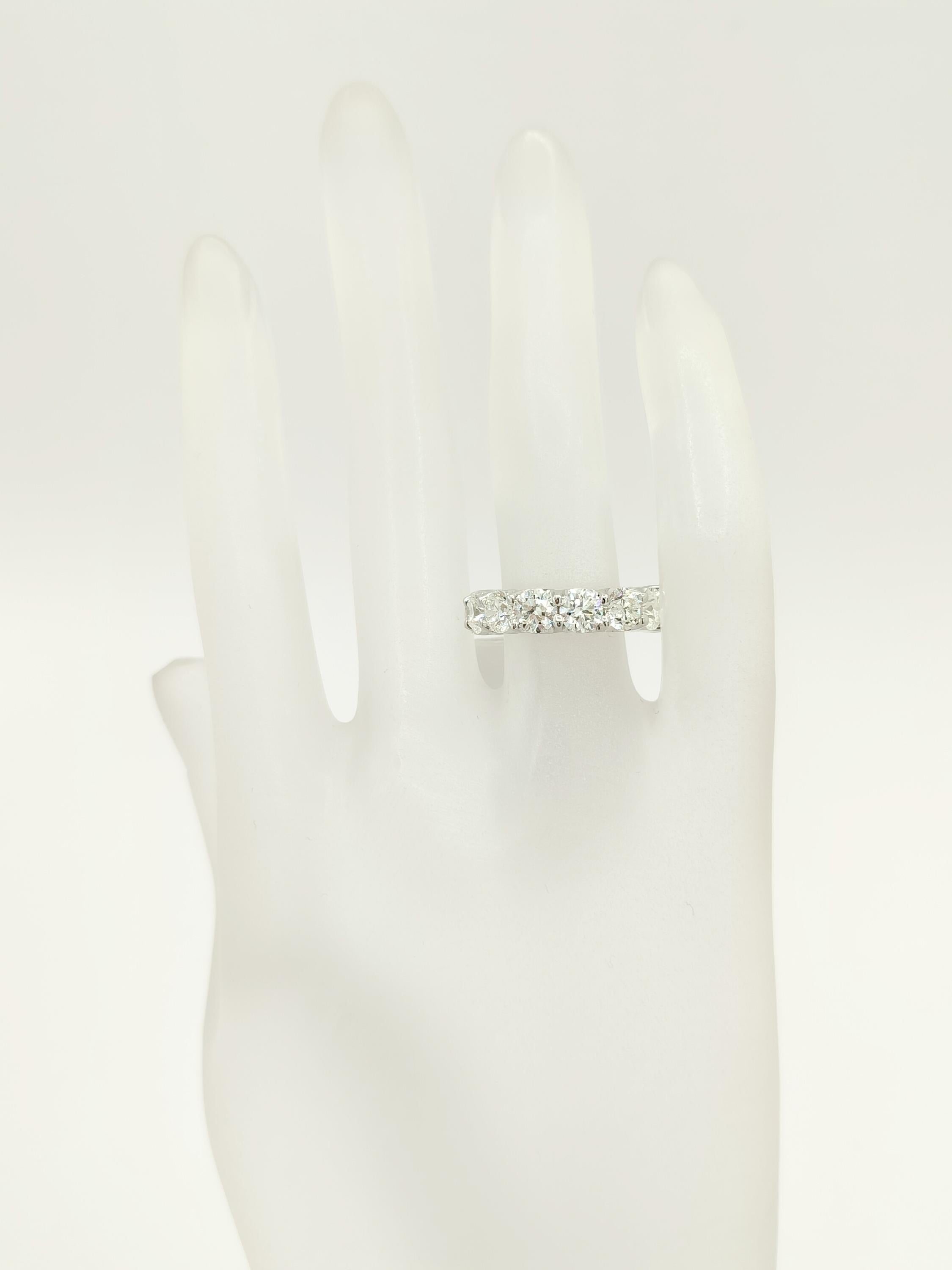 GIA halber Smaragdschliff und halber runder Diamant Eternity Band Ring in 18K Weißgold für Damen oder Herren im Angebot