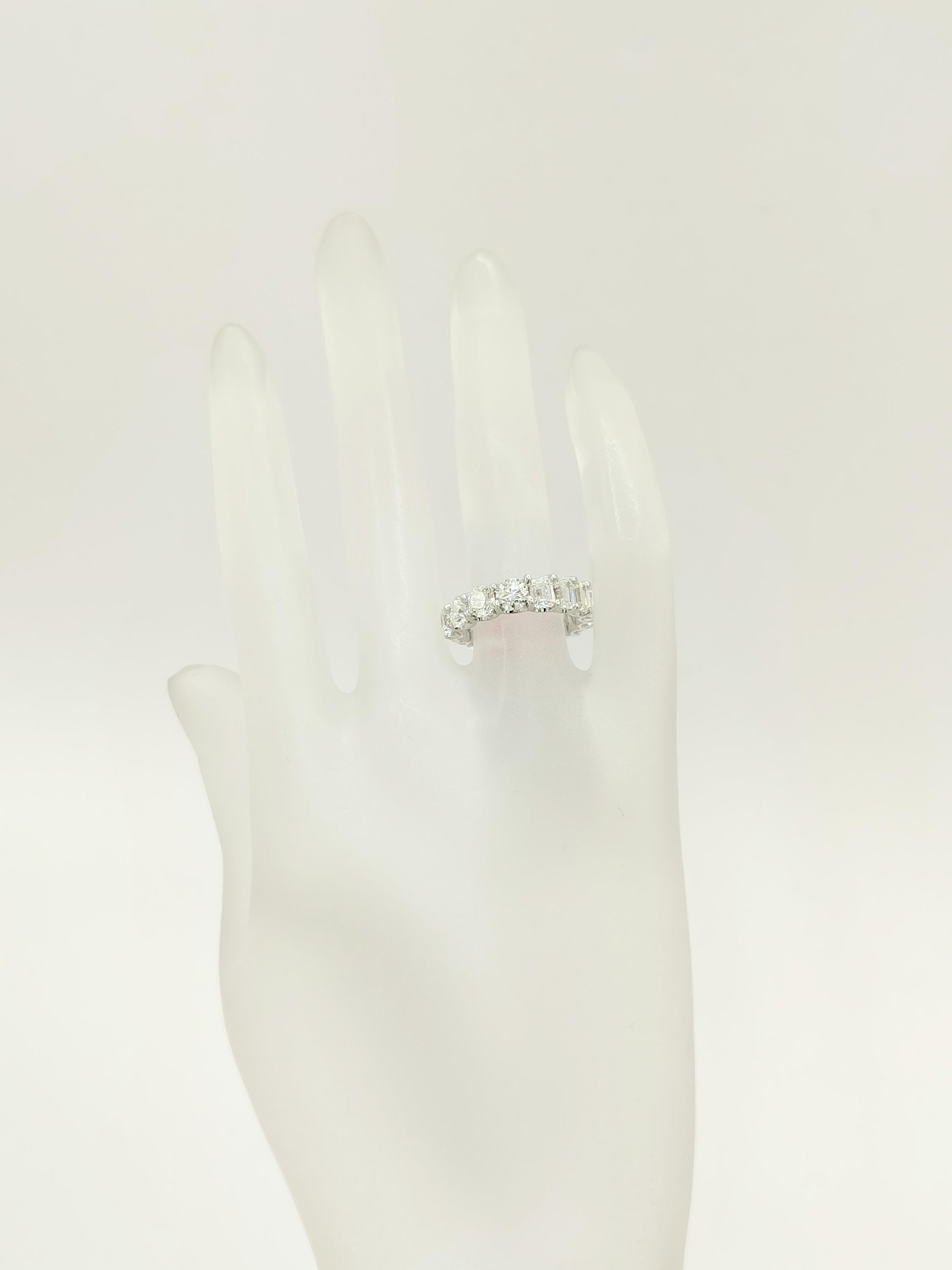 GIA halber Smaragdschliff und halber runder Diamant Eternity Band Ring in 18K Weißgold im Angebot 1