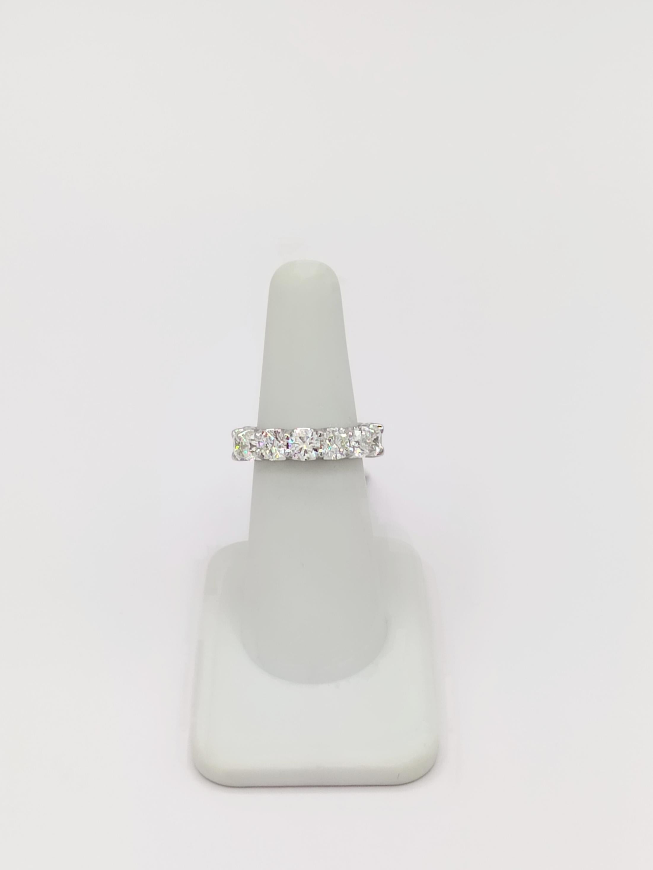 GIA halber Smaragdschliff und halber runder Diamant Eternity Band Ring in 18K Weißgold im Angebot 2