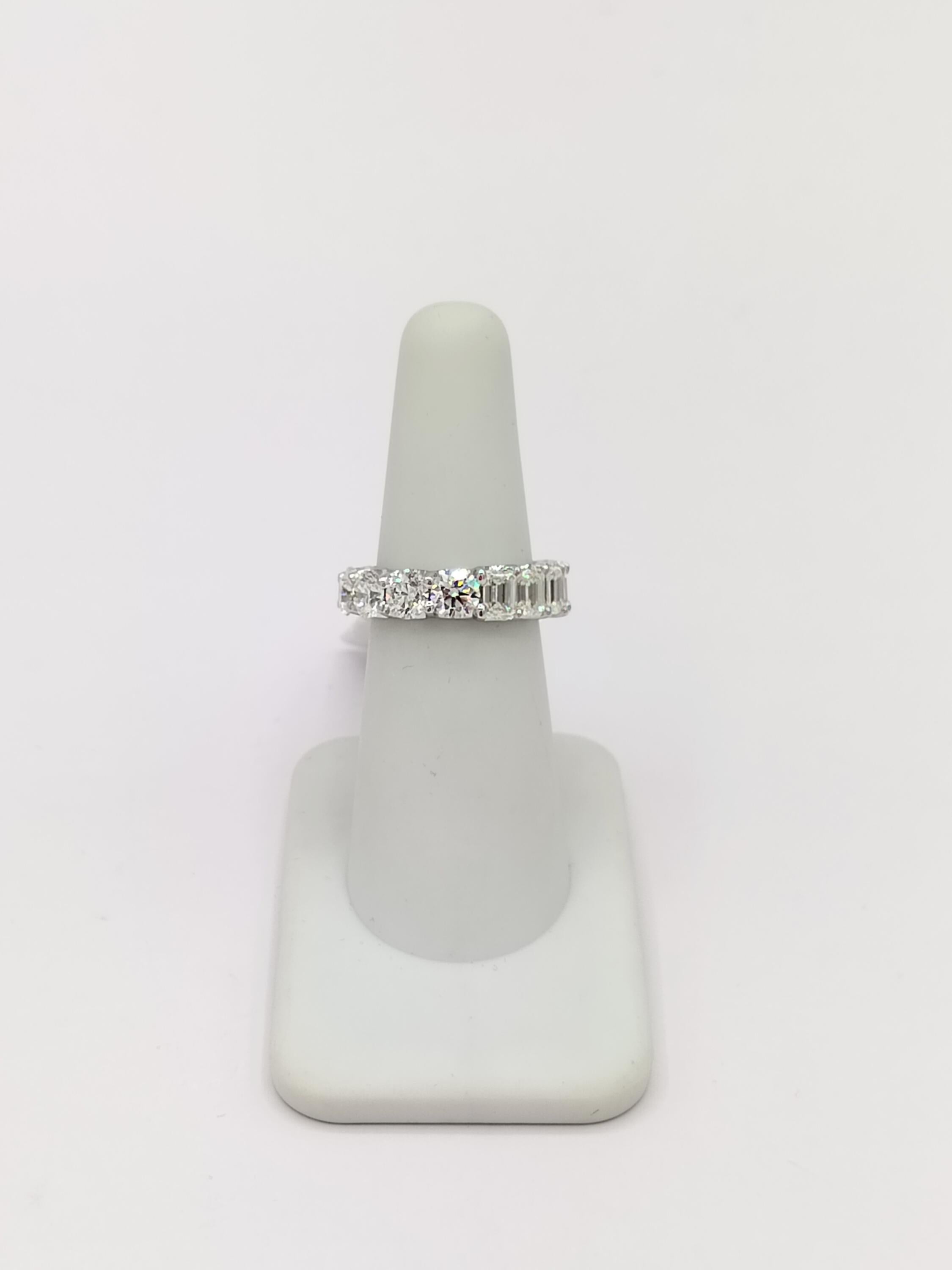 GIA halber Smaragdschliff und halber runder Diamant Eternity Band Ring in 18K Weißgold im Angebot 3
