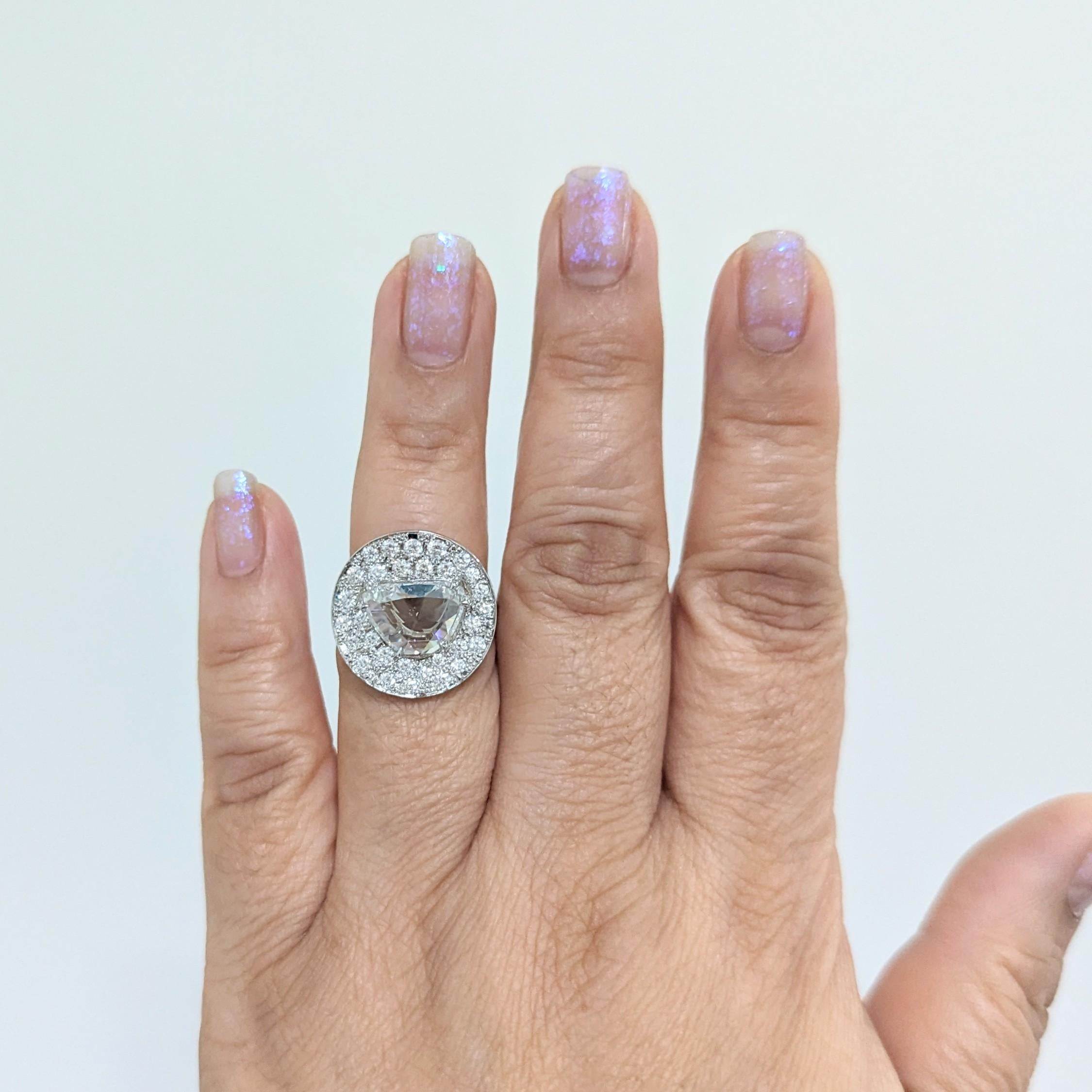 Schöne 2.93 ct. G I1 weißen Diamanten rosecut Halbmond Form mit 1,00 ct. weißen Diamanten rund pave.  Handgefertigt in Platin.  Ringgröße 6,25.  Inklusive GIA-Zertifikat.