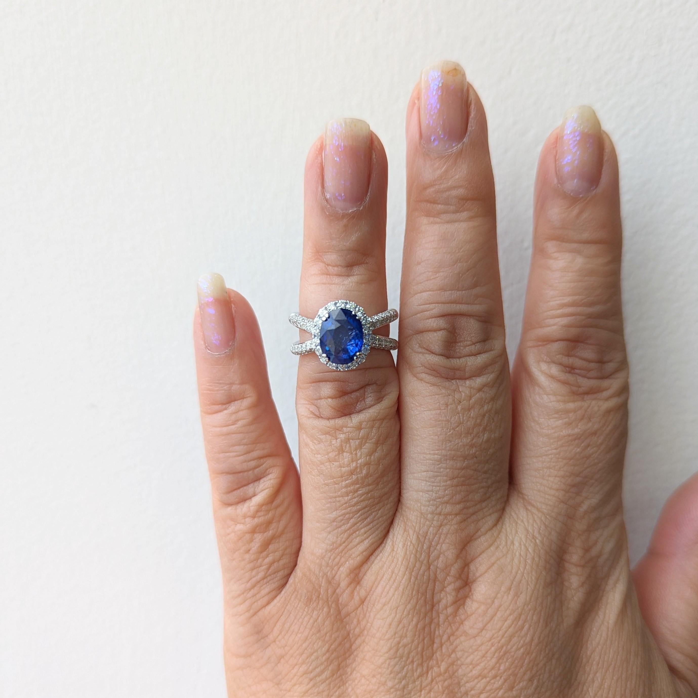 Wunderschönes 3,07 ct. blaues Saphir-Oval mit 1,11 ct. weißen Diamanten guter Qualität.  Handgefertigt aus 18 Karat Weißgold.  Ringgröße 6.  Ein GIA-Zertifikat liegt bei.