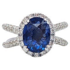 Anillo de cóctel de zafiro azul ovalado y diamante blanco con tratamiento GIA en oro blanco de 18 quilates