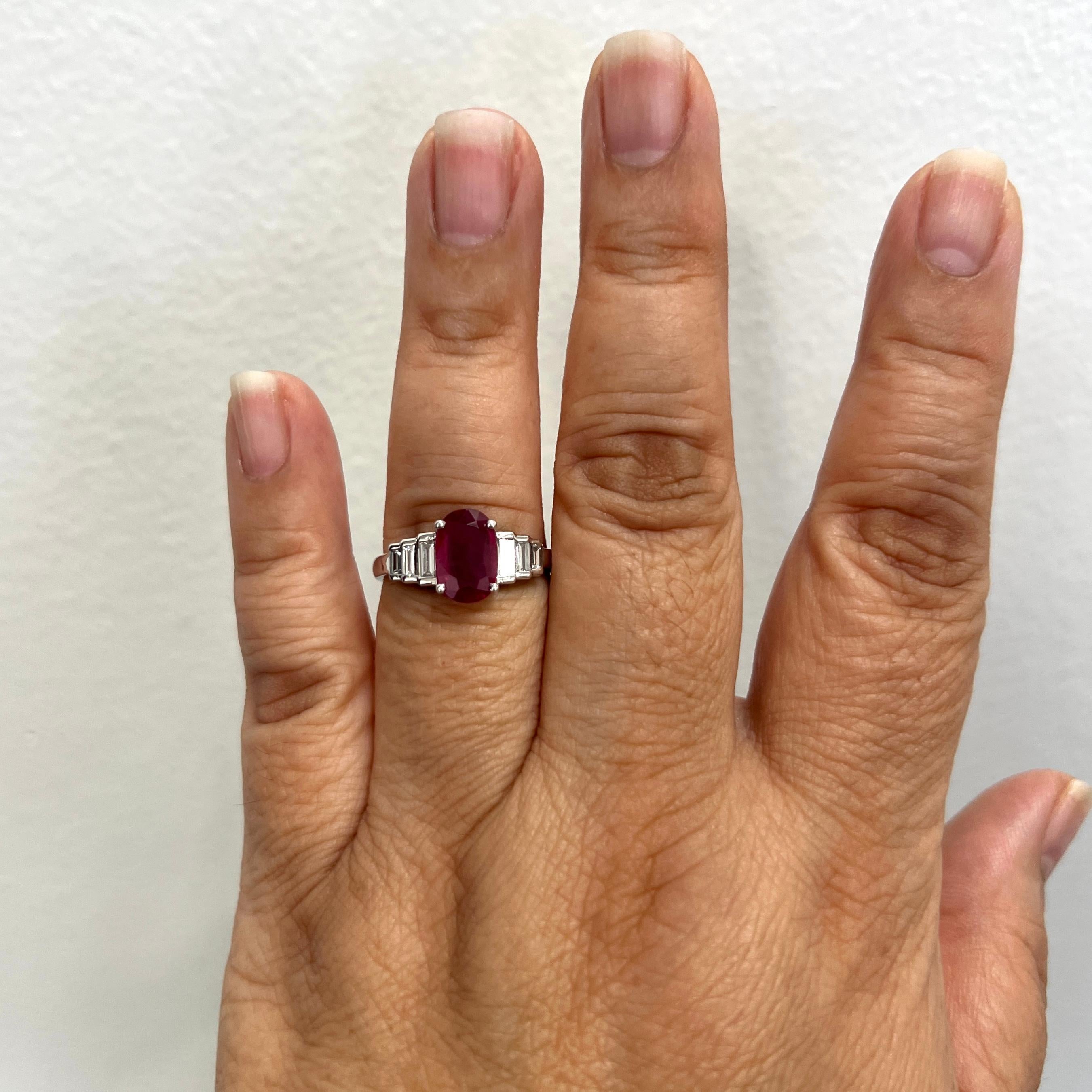 Magnifique GIA de 2.03 ct. Rubis ovale rouge violacé de Whiting avec baguettes de diamants blancs de 0,47 ct. de bonne qualité.  Fait à la main en platine.  Bague taille 9.25.  Livré avec un certificat GIA.