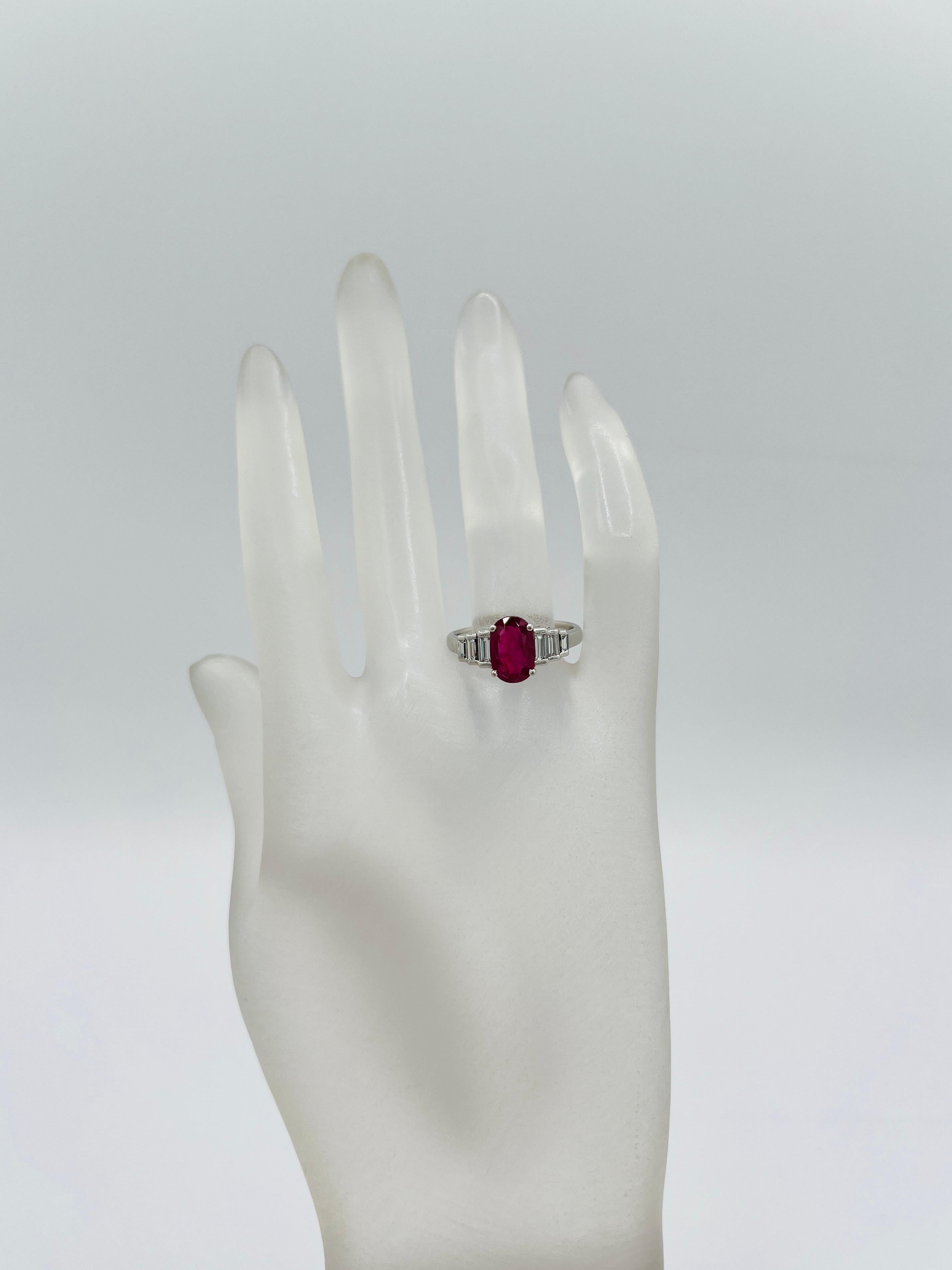 Taille ovale Bague en platine avec rubis de Birmanie ovale et diamant baguette traités par le GIA en vente