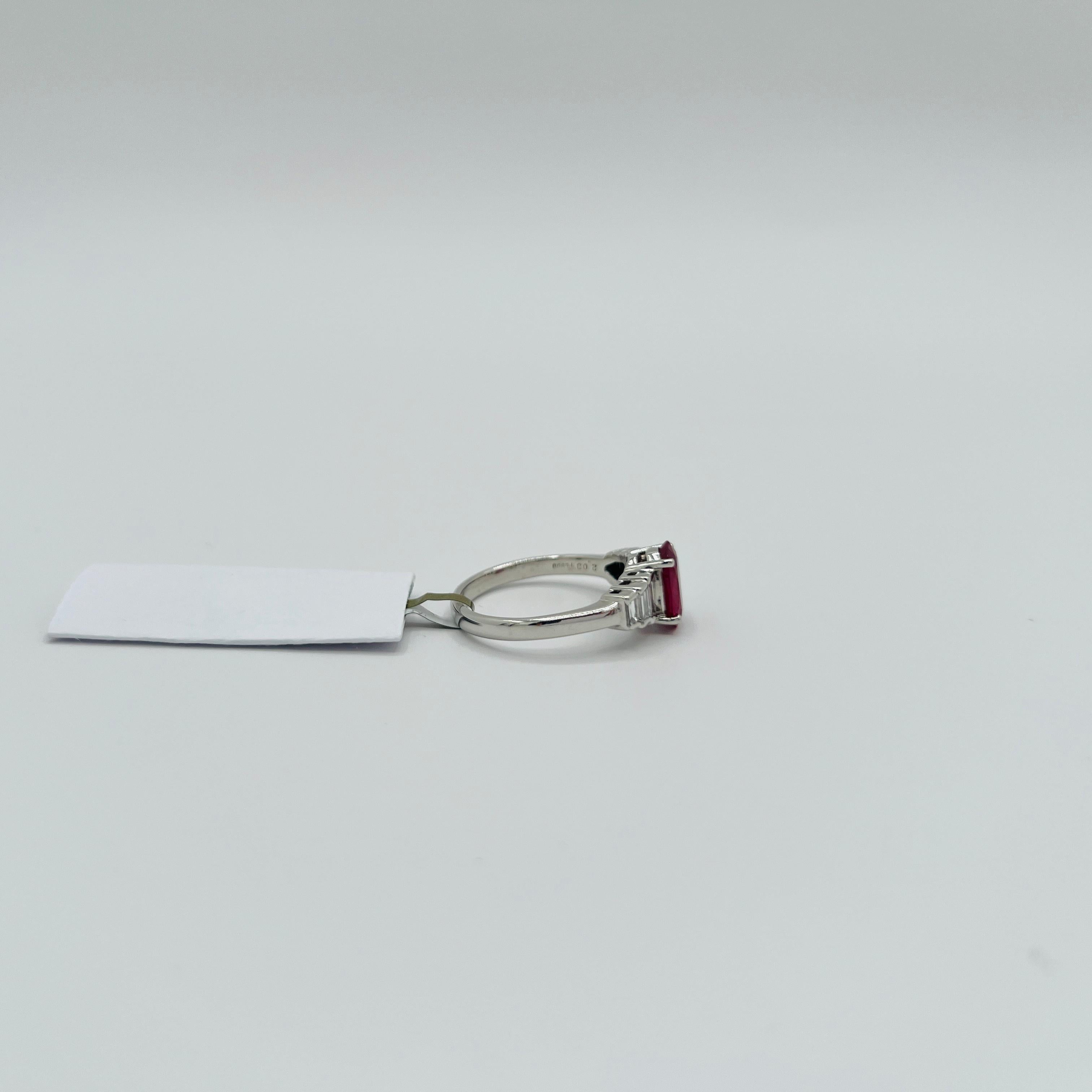 Bague en platine avec rubis de Birmanie ovale et diamant baguette traités par le GIA Neuf - En vente à Los Angeles, CA