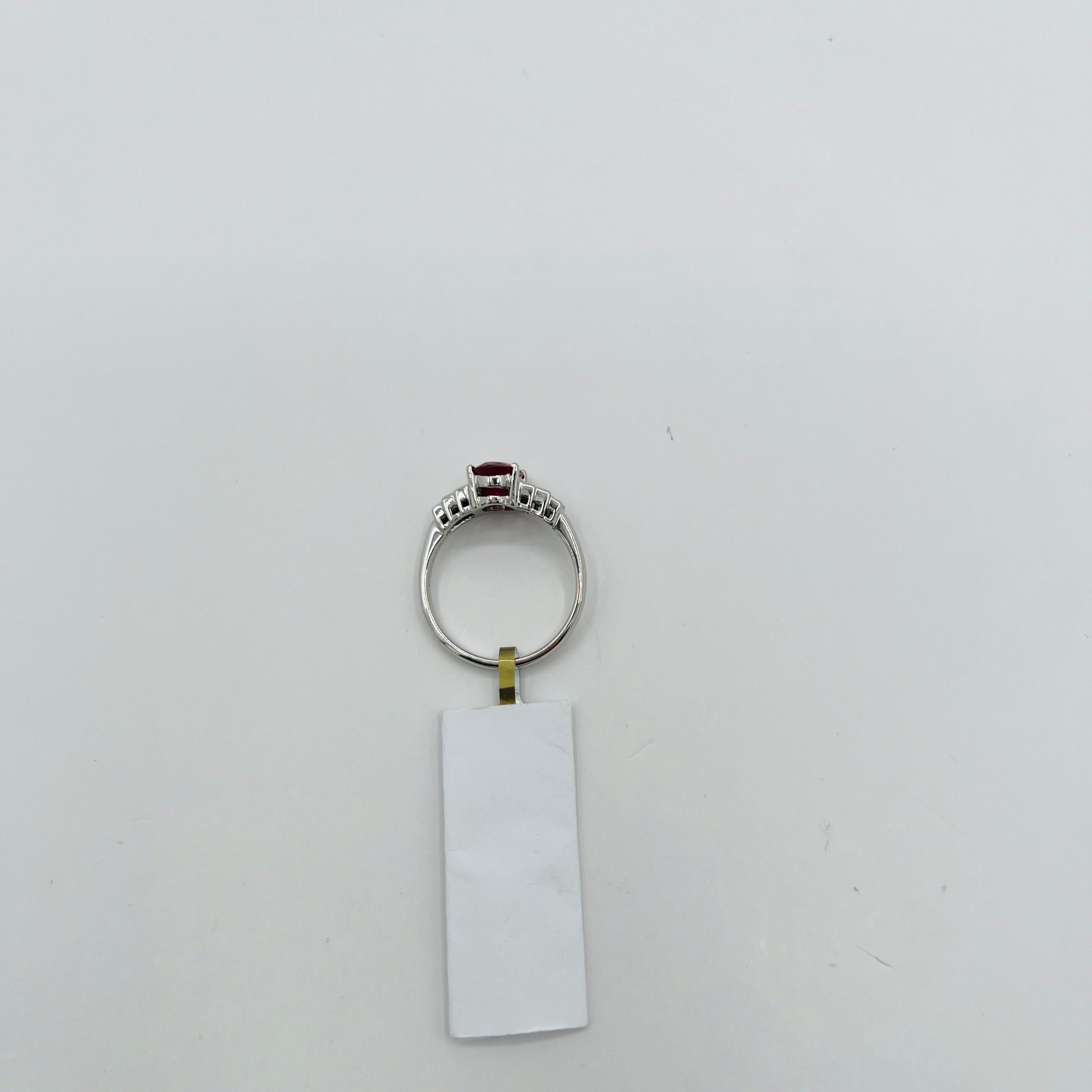 Bague en platine avec rubis de Birmanie ovale et diamant baguette traités par le GIA Unisexe en vente
