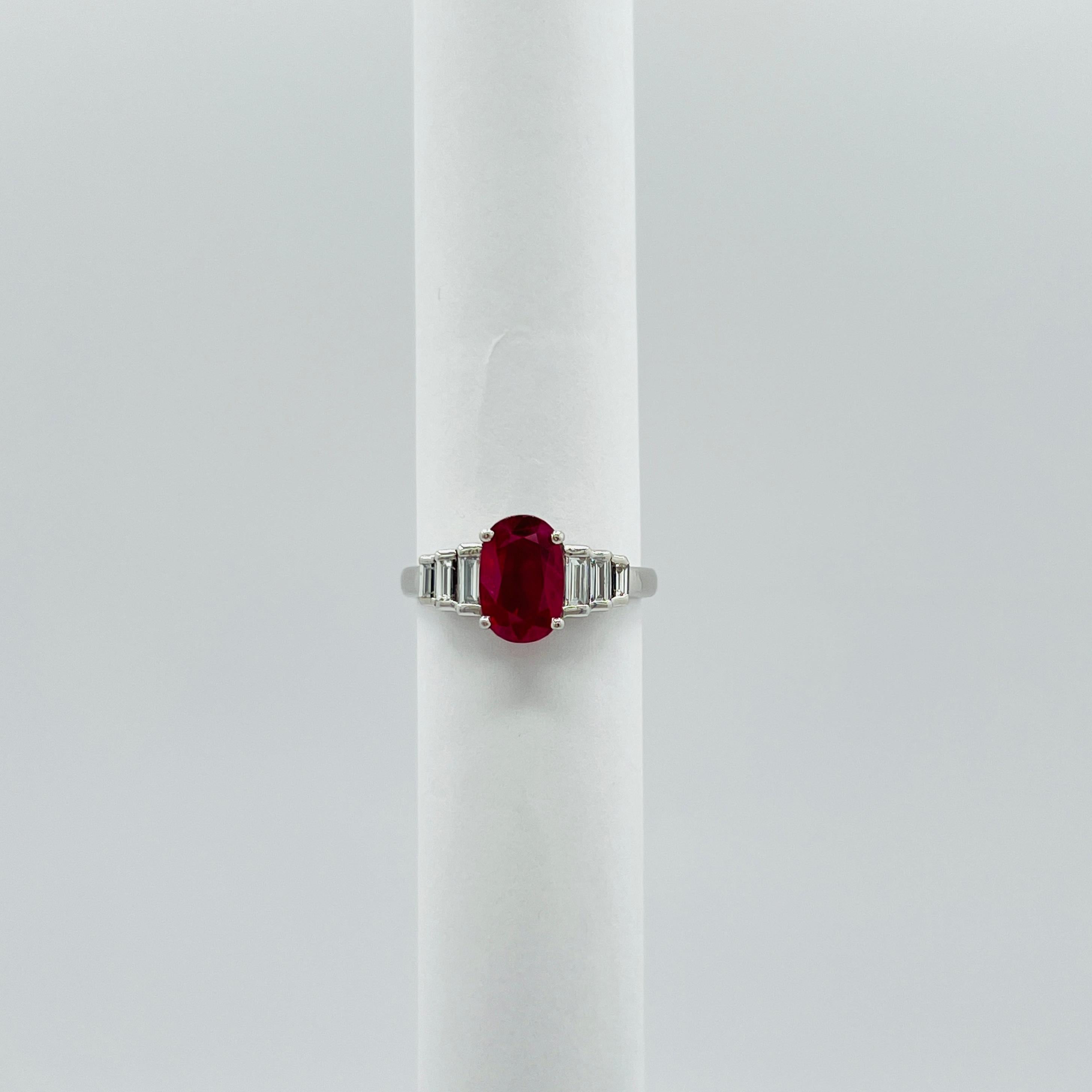 Bague en platine avec rubis de Birmanie ovale et diamant baguette traités par le GIA en vente 1