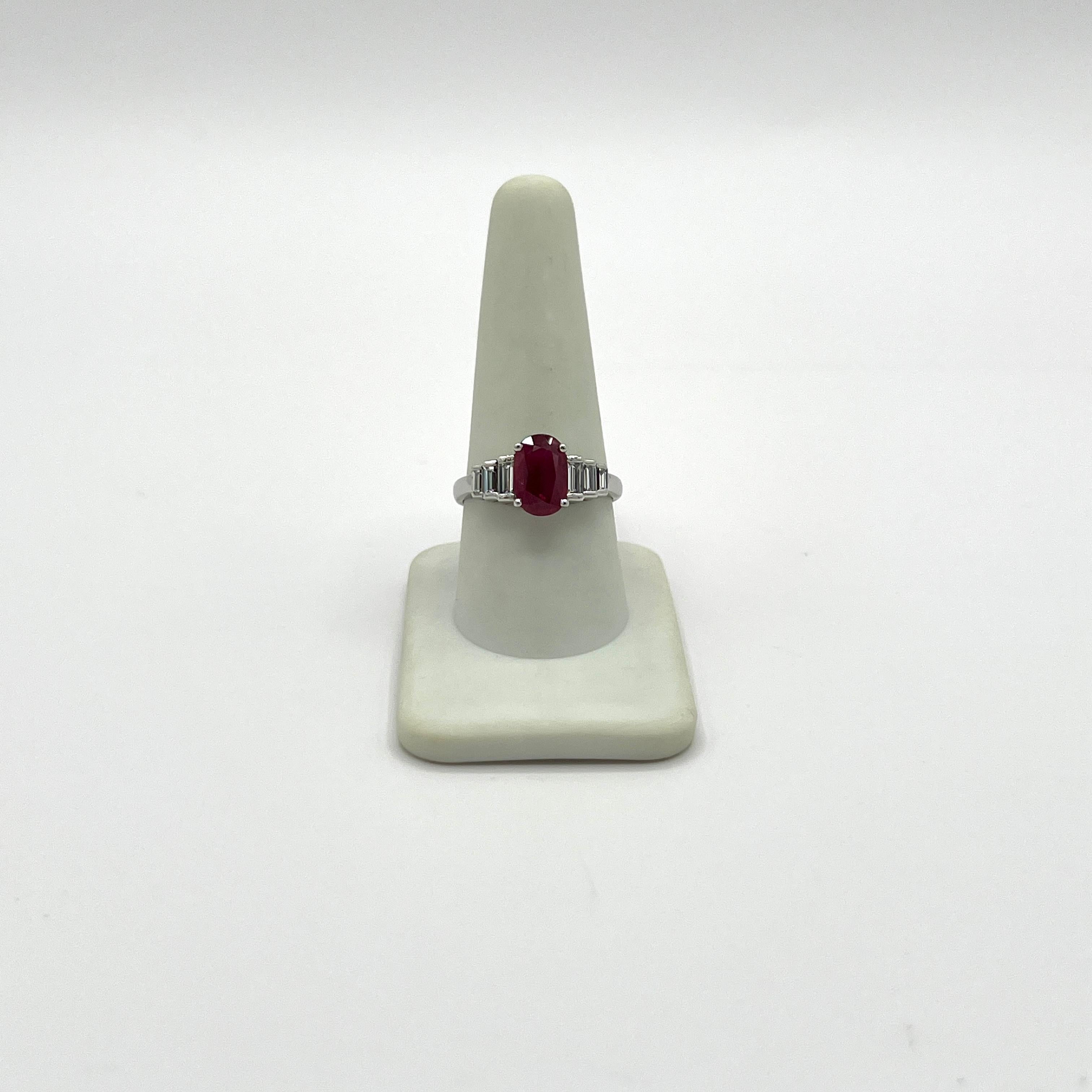 Bague en platine avec rubis de Birmanie ovale et diamant baguette traités par le GIA en vente 2