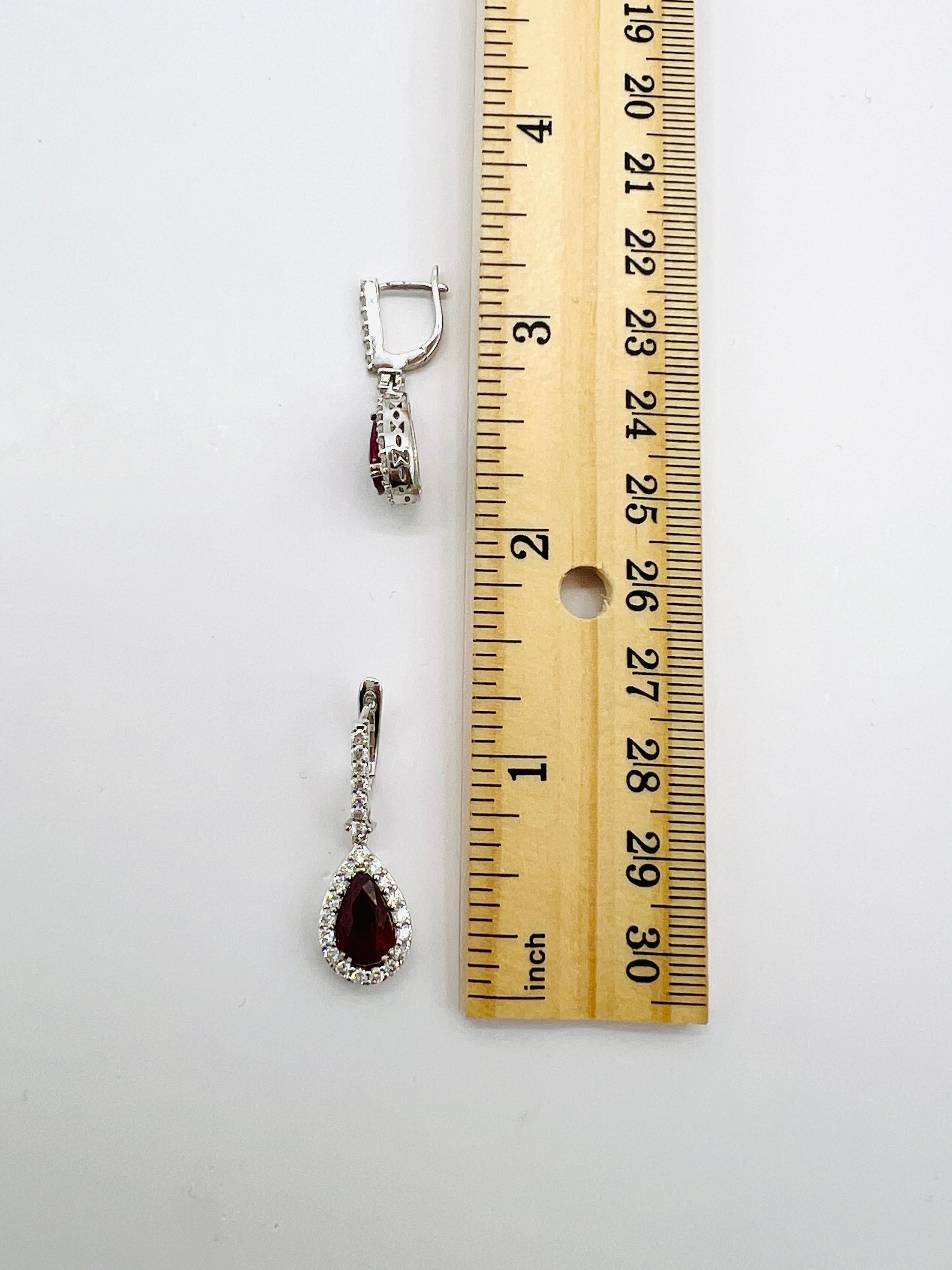 Orecchini pendenti con diamanti e pera di rubino del Mozambico con trattamento GIA in oro bianco 18 carati in vendita 2