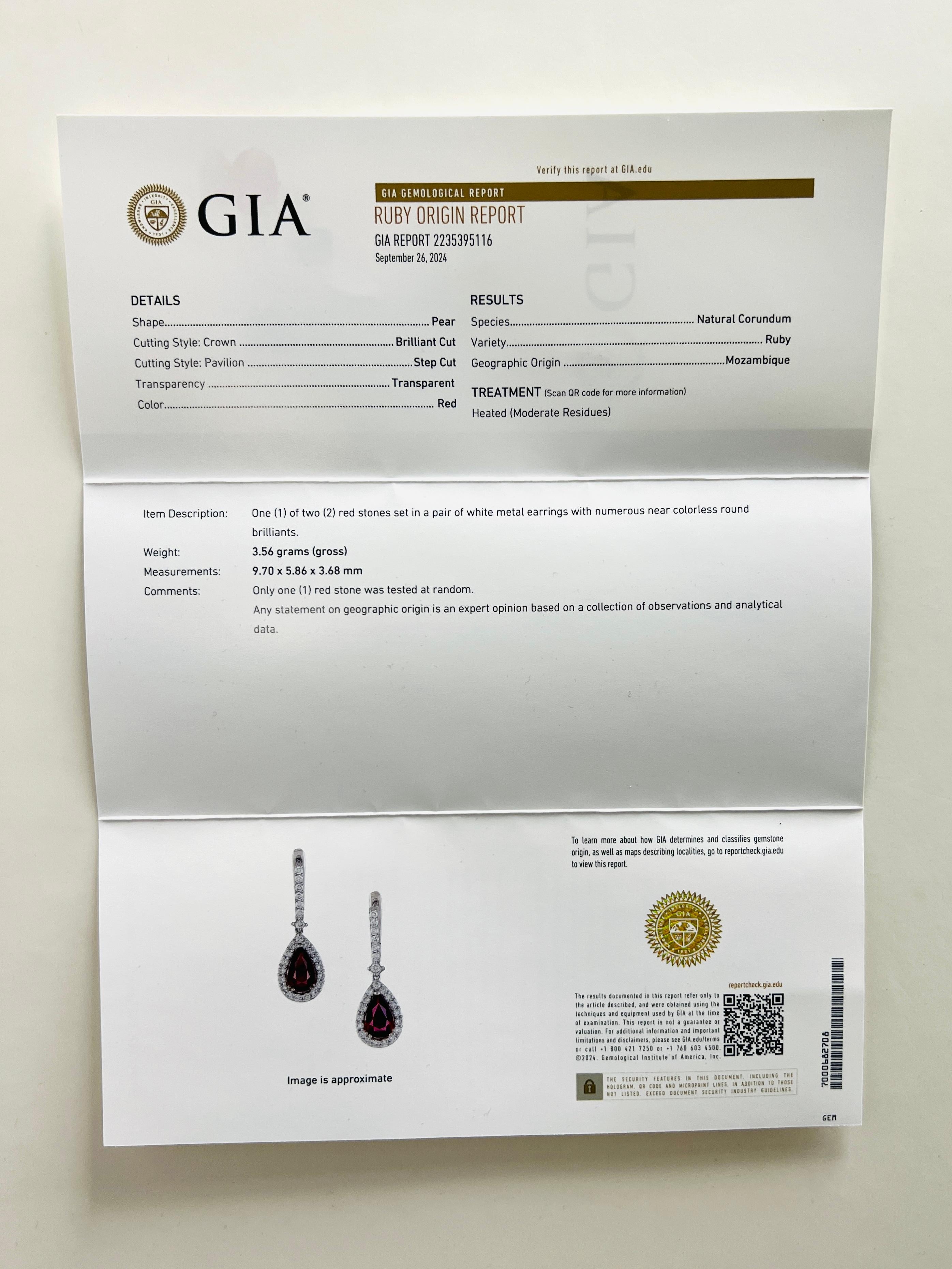 Orecchini pendenti con diamanti e pera di rubino del Mozambico con trattamento GIA in oro bianco 18 carati in vendita 3