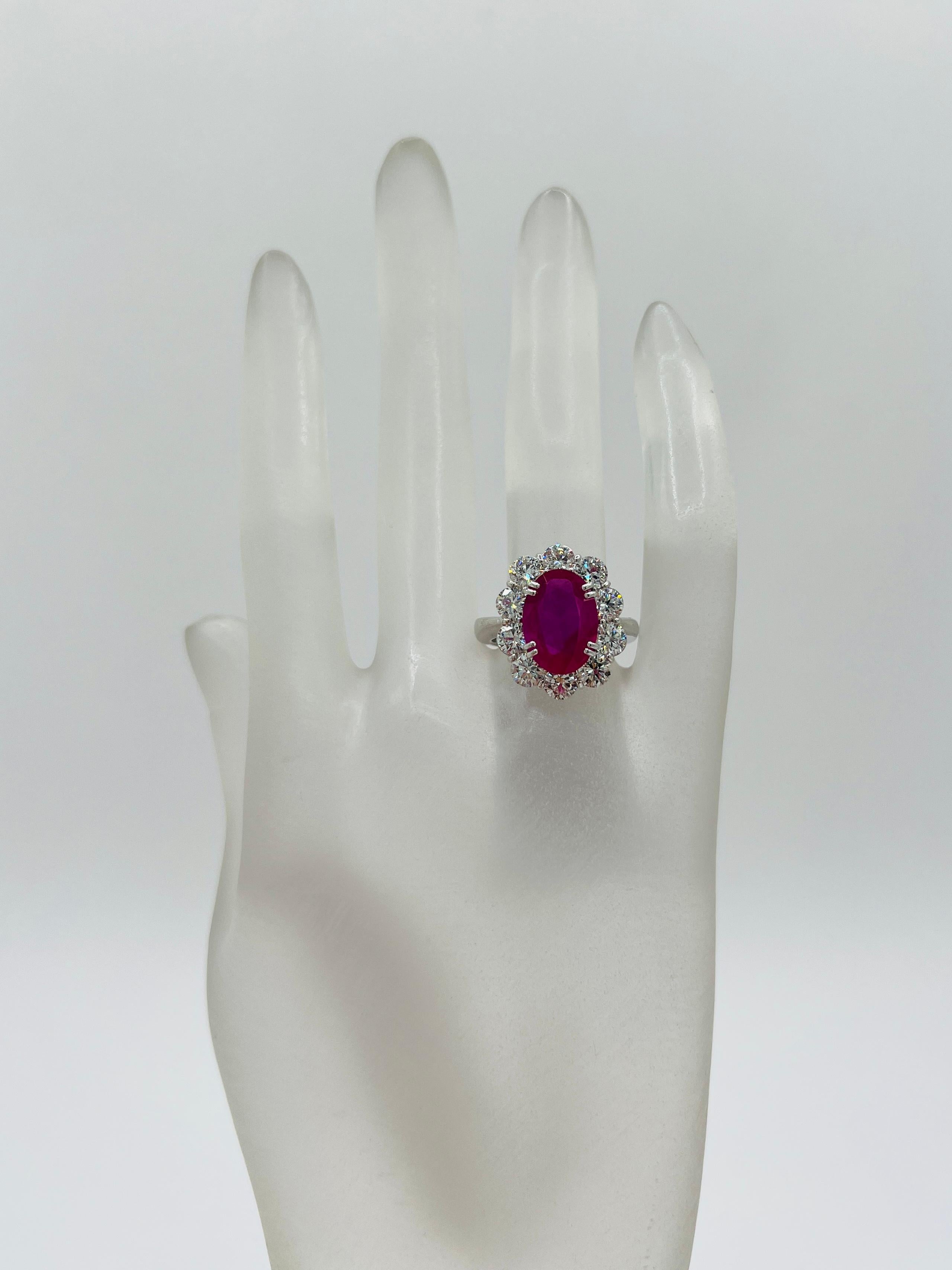 GIA Heated Ruby Oval and White Diamond Round Ring in Platinum In condizioni Nuovo in vendita a Los Angeles, CA