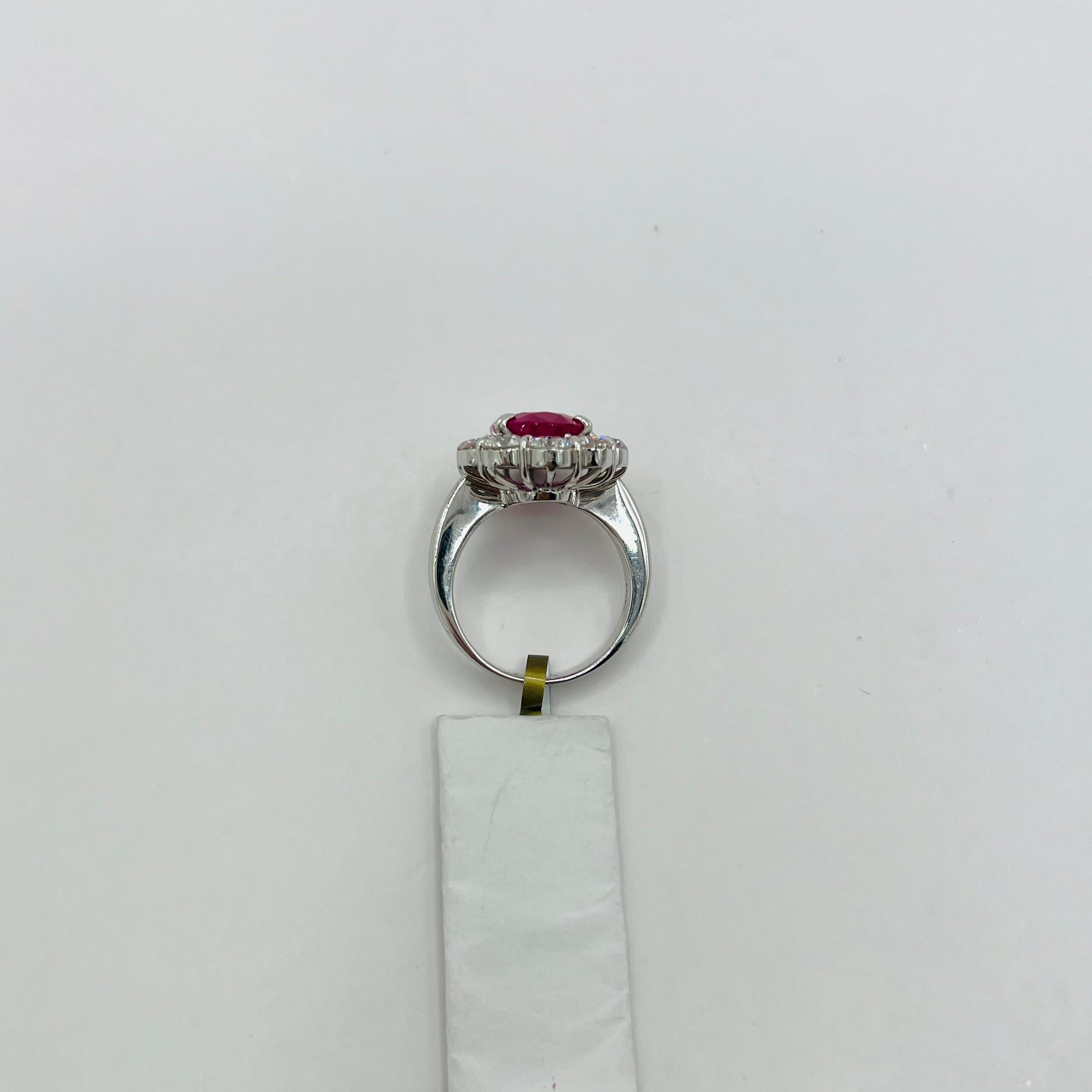 GIA Heated Ruby Oval and White Diamond Round Ring in Platinum in vendita 1