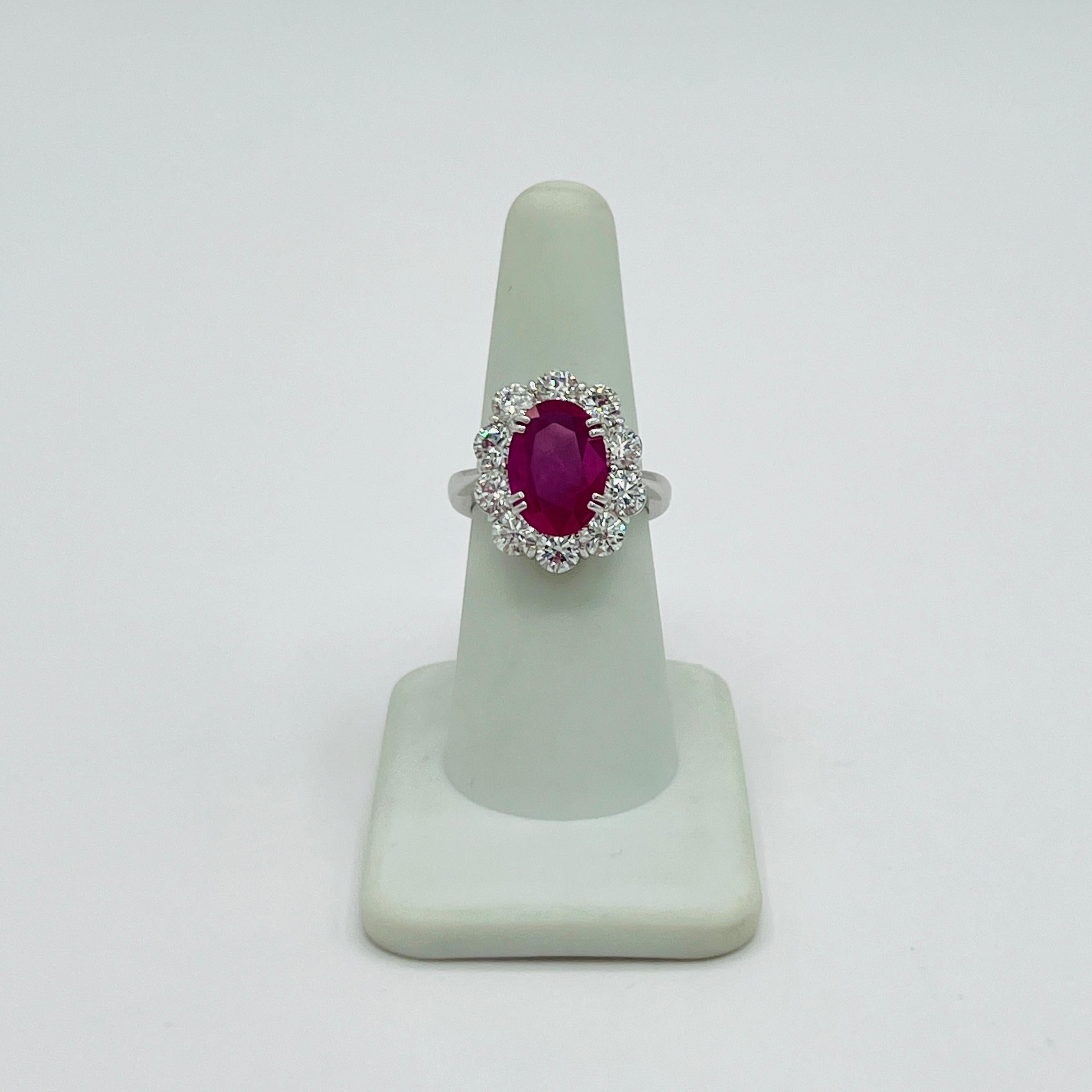 GIA Heated Ruby Oval and White Diamond Round Ring in Platinum in vendita 2