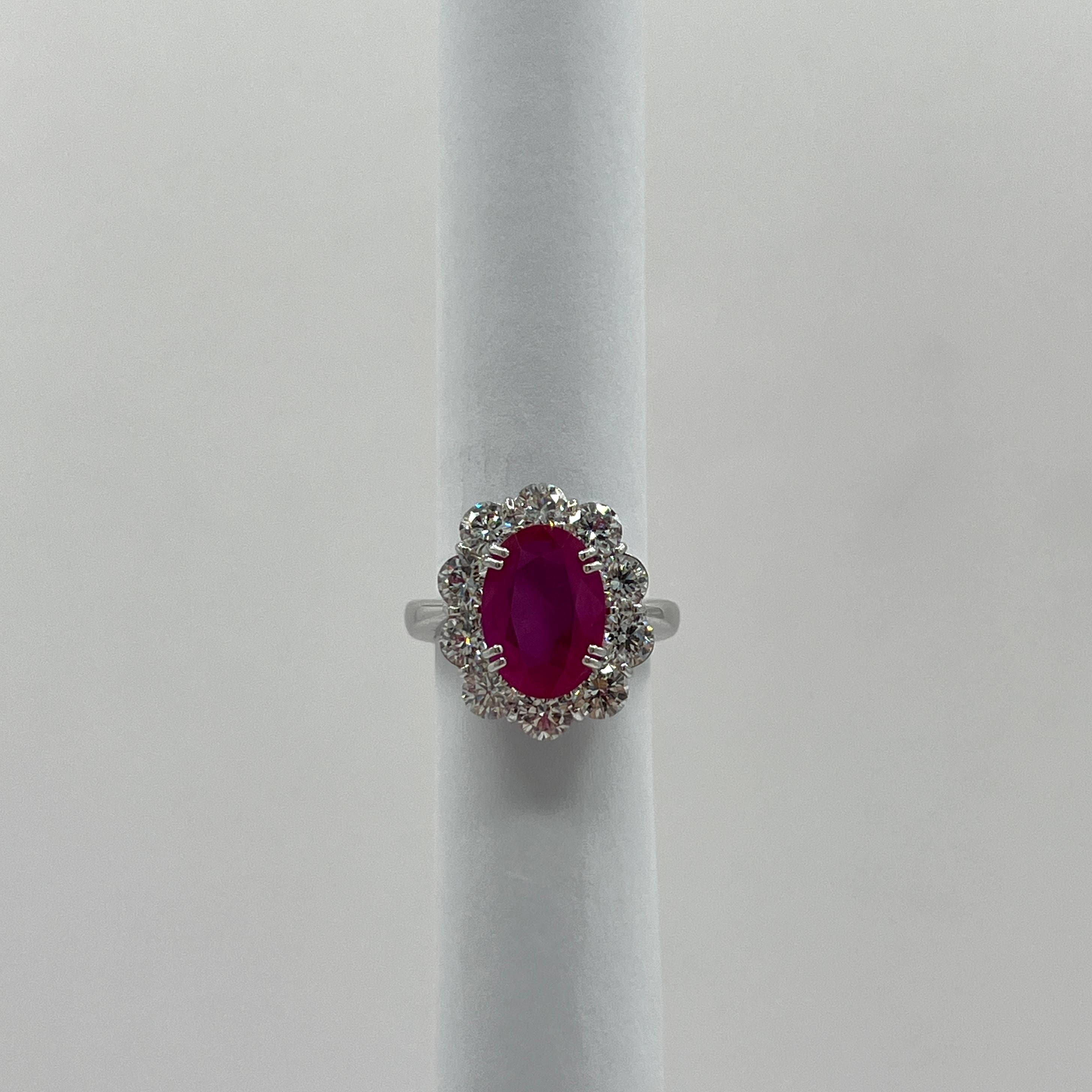 GIA Heated Ruby Oval and White Diamond Round Ring in Platinum in vendita 3