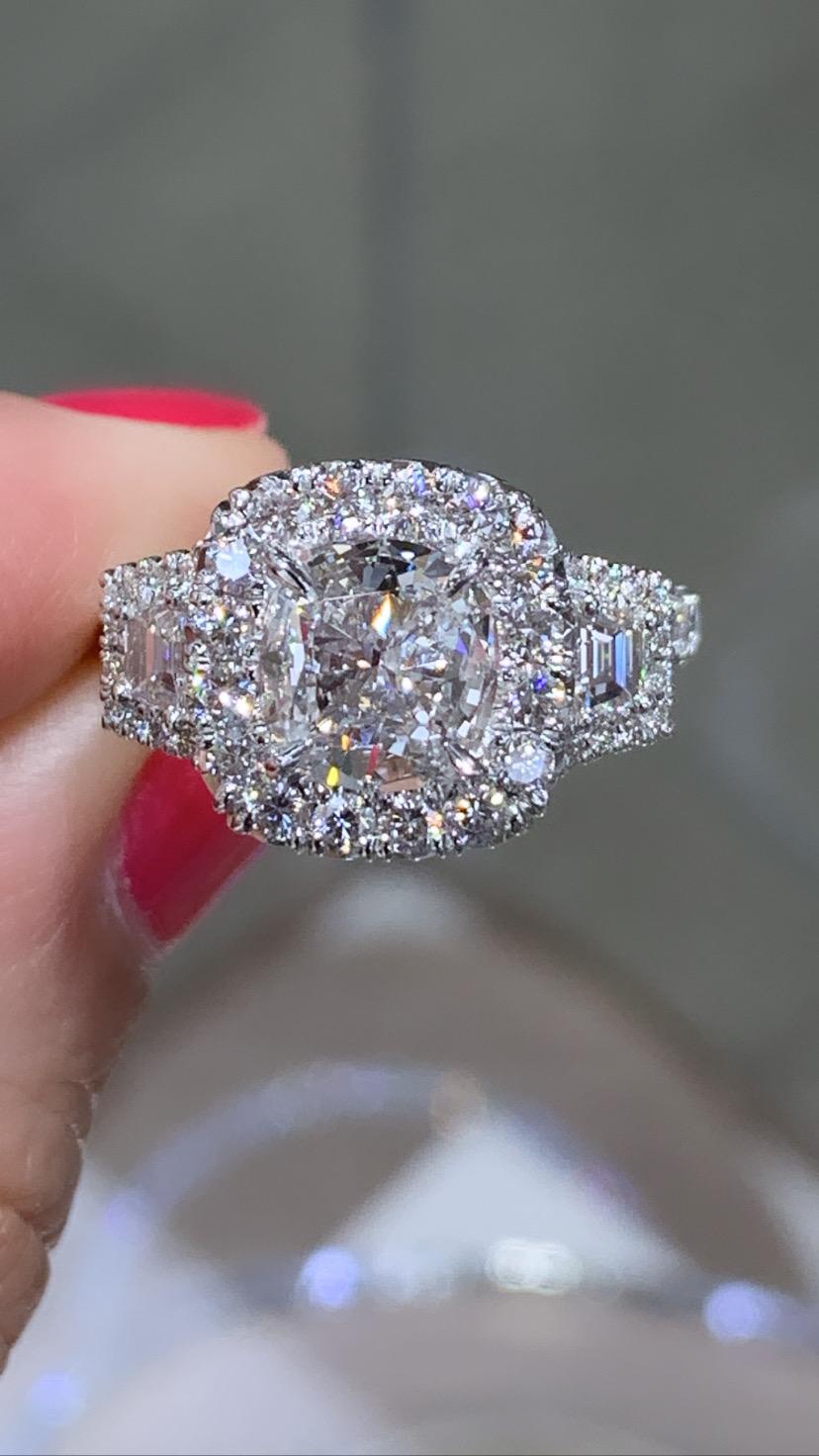 SKU : 122223
Vous adorerez notre bague à trois pierres de taille coussin avec un diamant de 1,47 ct au centre et deux diamants trapézoïdaux de 0,30 ct sur les côtés, pour son éclat et sa brillance fantastiques ! De plus, l'étincelle est ajoutée par