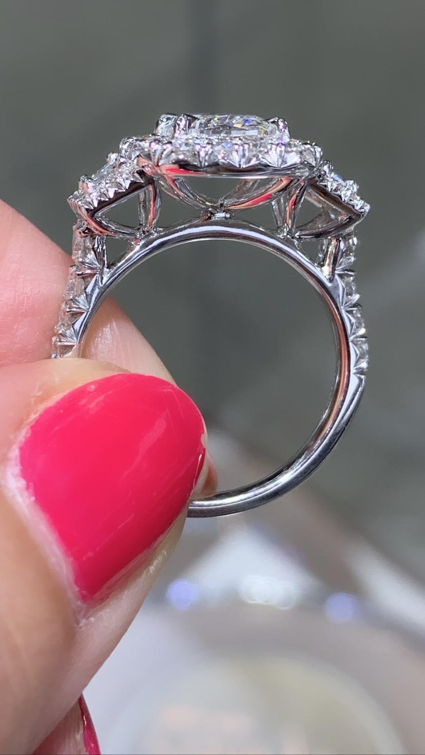 Moderne Bague de fiançailles Henri Daussi avec diamants trapézoïds latéraux de 1,47 carat, taille coussin, certifiés GIA