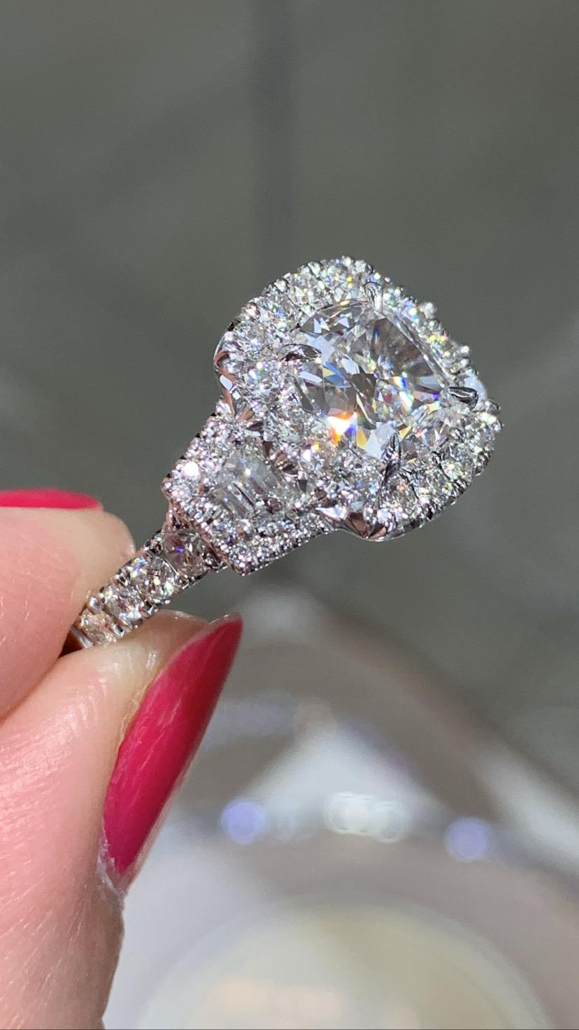 Taille coussin Bague de fiançailles Henri Daussi avec diamants trapézoïds latéraux de 1,47 carat, taille coussin, certifiés GIA