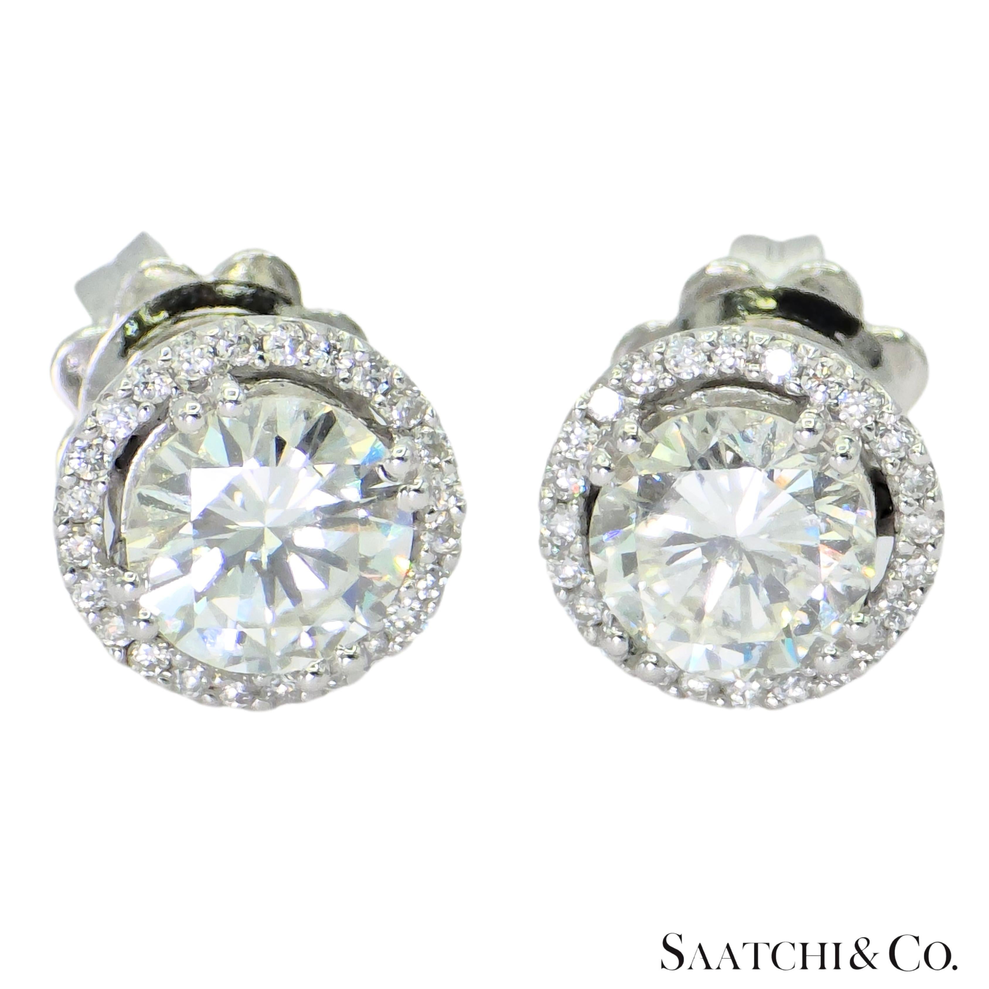 Taglio rotondo GIA Hilo Stud Orecchino con diamante naturale in oro bianco 18 carati in vendita