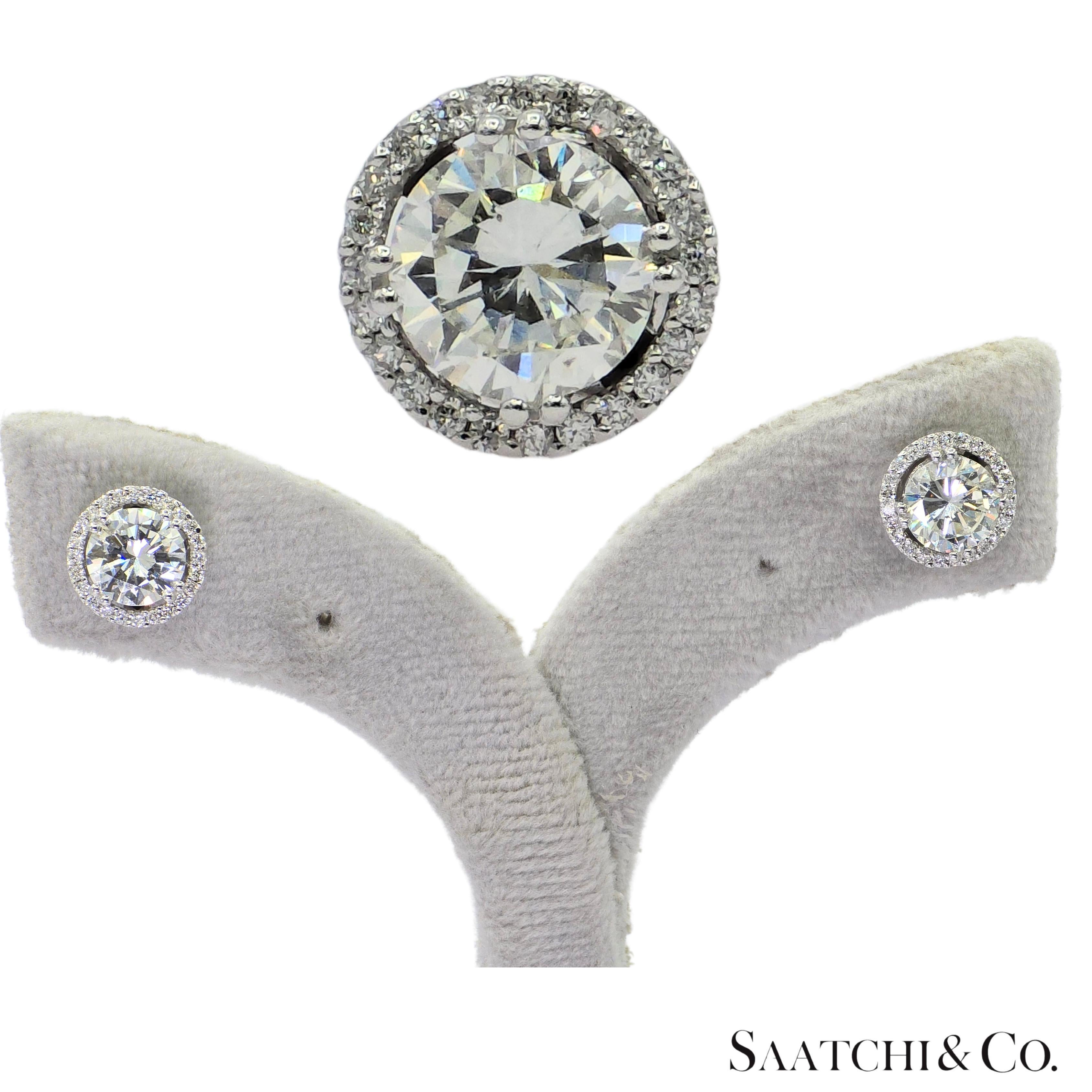 GIA Hilo Stud Orecchino con diamante naturale in oro bianco 18 carati In condizioni Nuovo in vendita a New York, NY