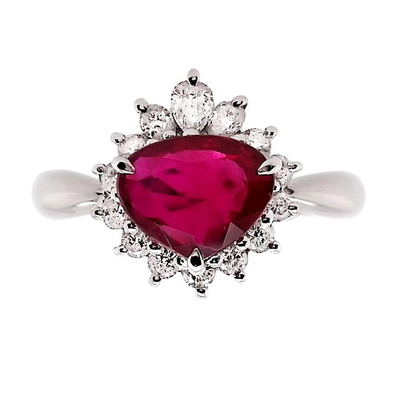 Precioso Anillo de Platino con un Rubí Tailandés Natural de 1,34 ct en una impresionante forma de pera con un intenso tono rojo púrpura. Acentuado con diamantes naturales de 0,34 ct, este elegante diseño irradia una sofisticación atemporal. Con un