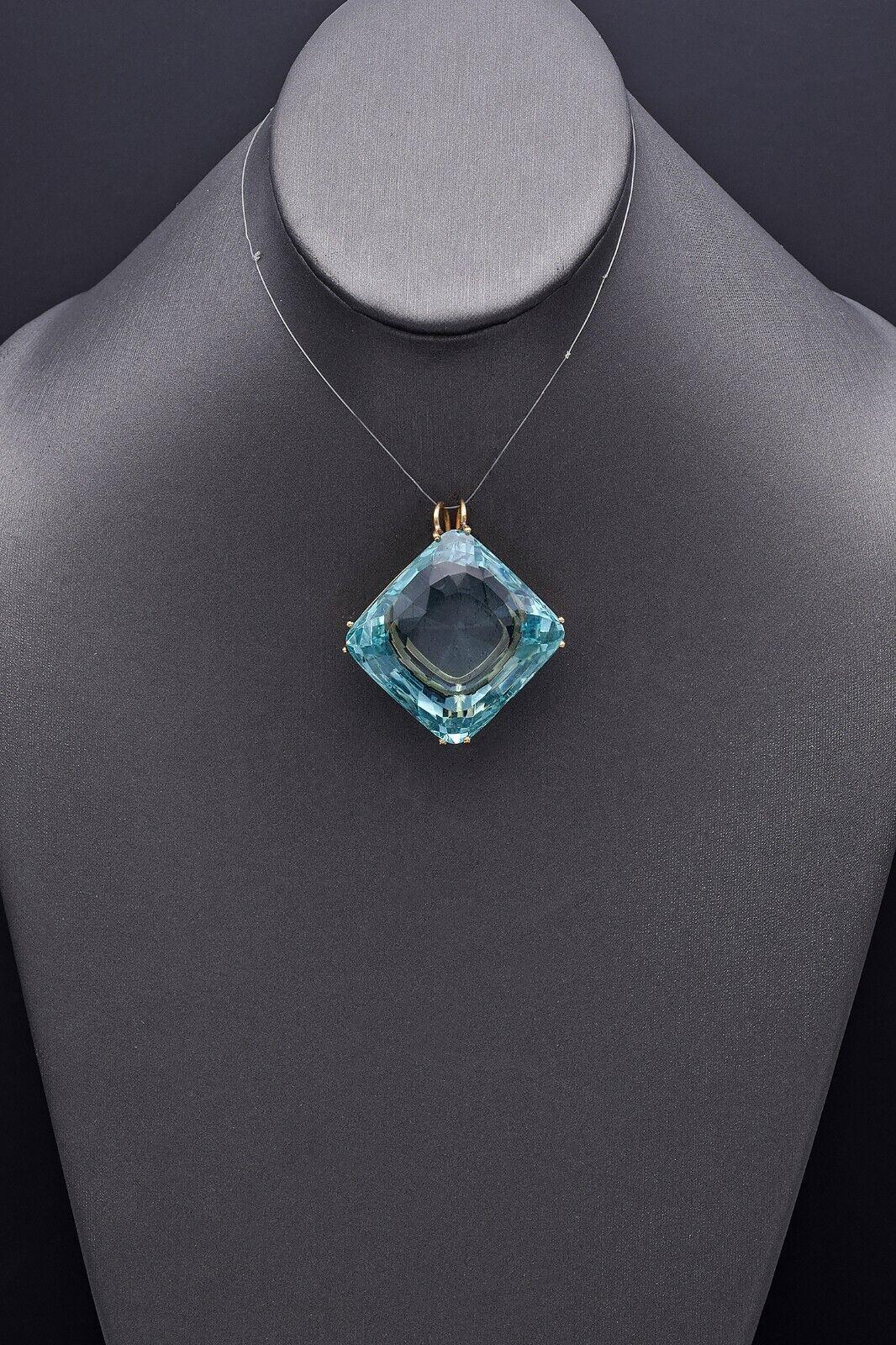 GIA Report Certified 189.21Ct Transparent Blue Aquamarine Yellow Gold Pendant In Good Condition For Sale In New York, NY