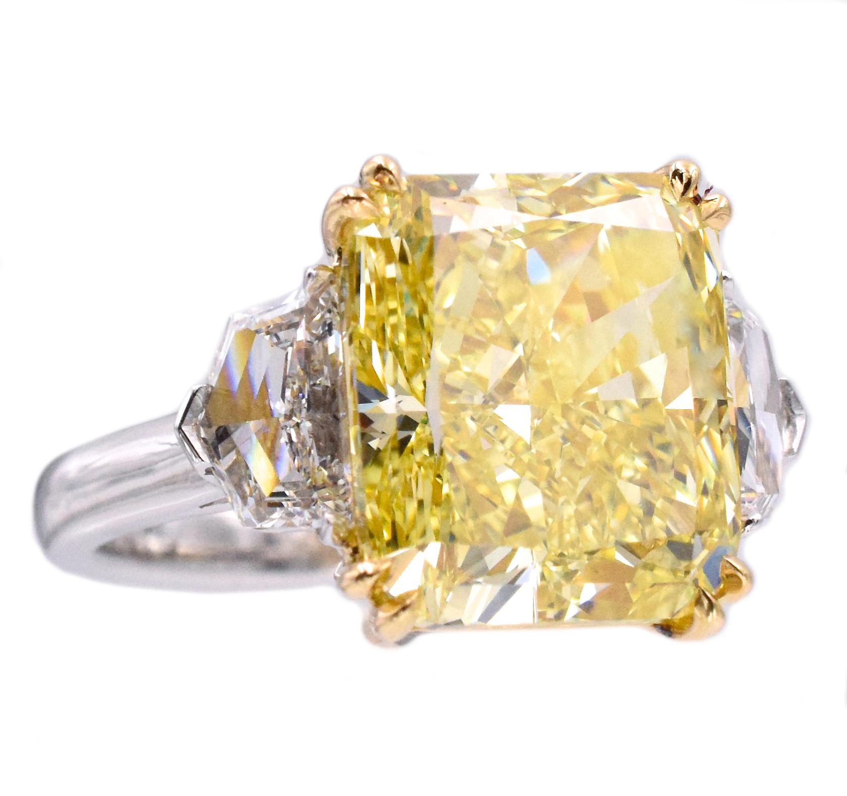 Bague en diamant, platine et or. Cette bague est ornée d'une pierre centrale de 7.57ct Radiant.
Diamant taillé (couleur : jaune intense, pureté : IF ; ( sans défaut interne)
GIA#2239111308) 
avec 2 boucliers 0,94ct  (Couleur : F, Clarté : VS1)
