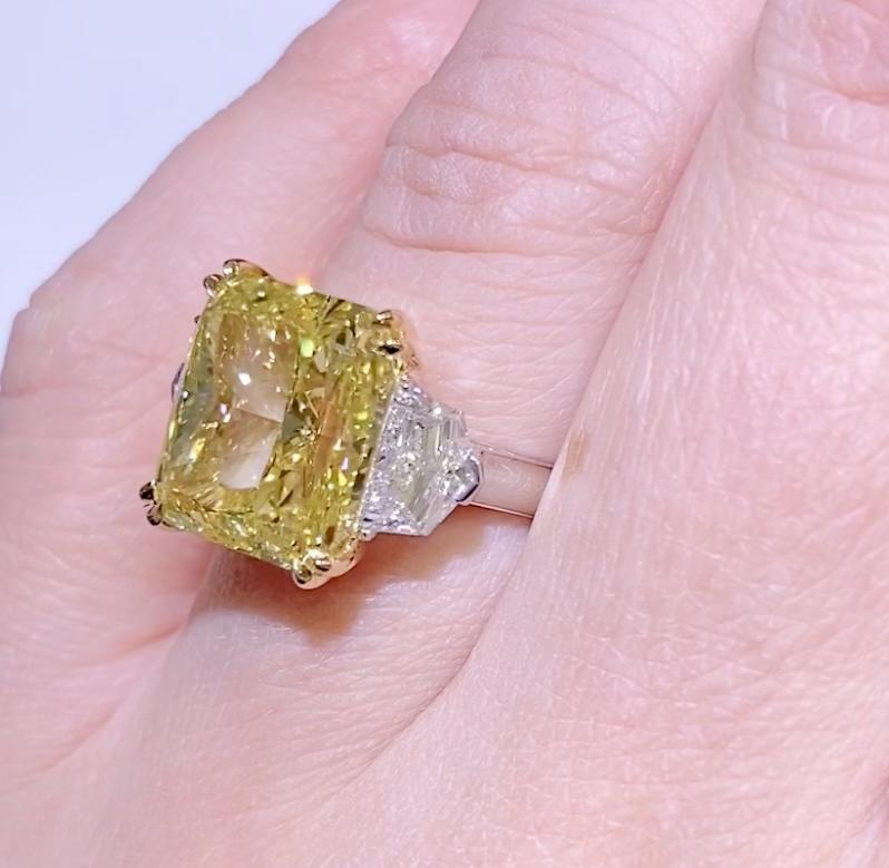 Artiste Bague à diamant radiant GIA Intense Fancy Yellow en vente