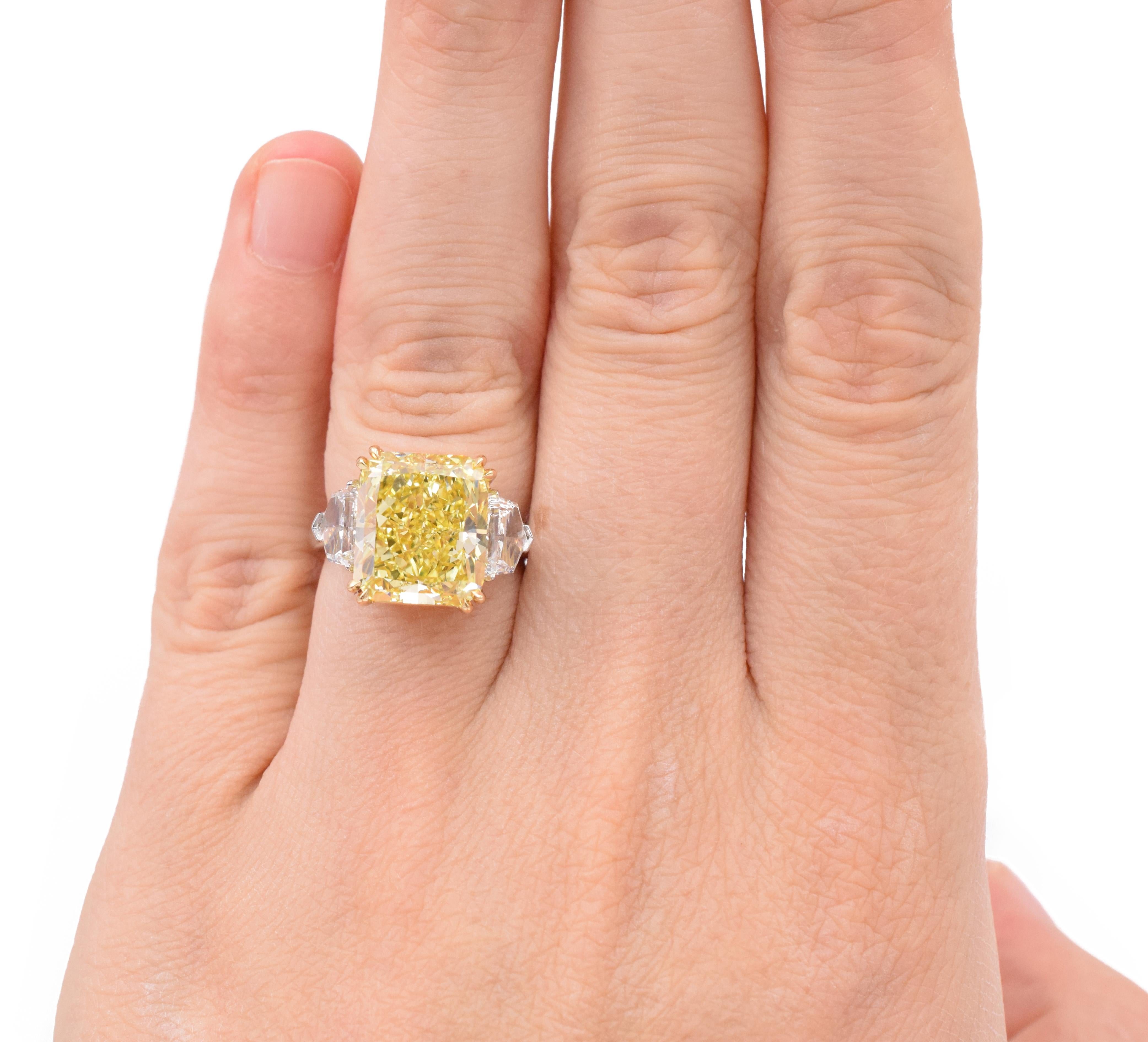 Taille radiant Bague à diamant radiant GIA Intense Fancy Yellow en vente